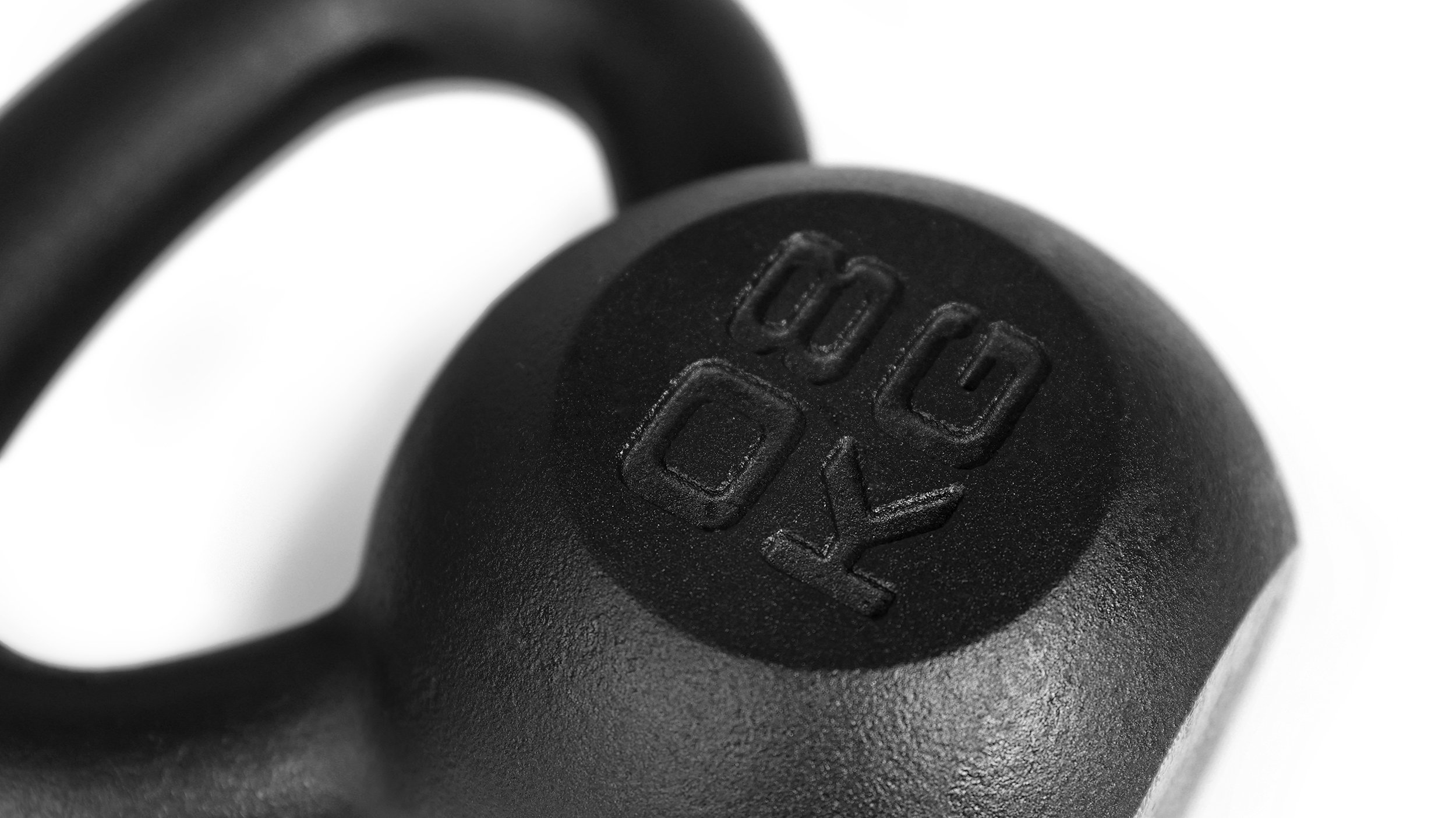 Schwarze Kettlebell mit geprägtem '8 KG' auf strukturierter Oberfläche, isoliert auf Weiß.
