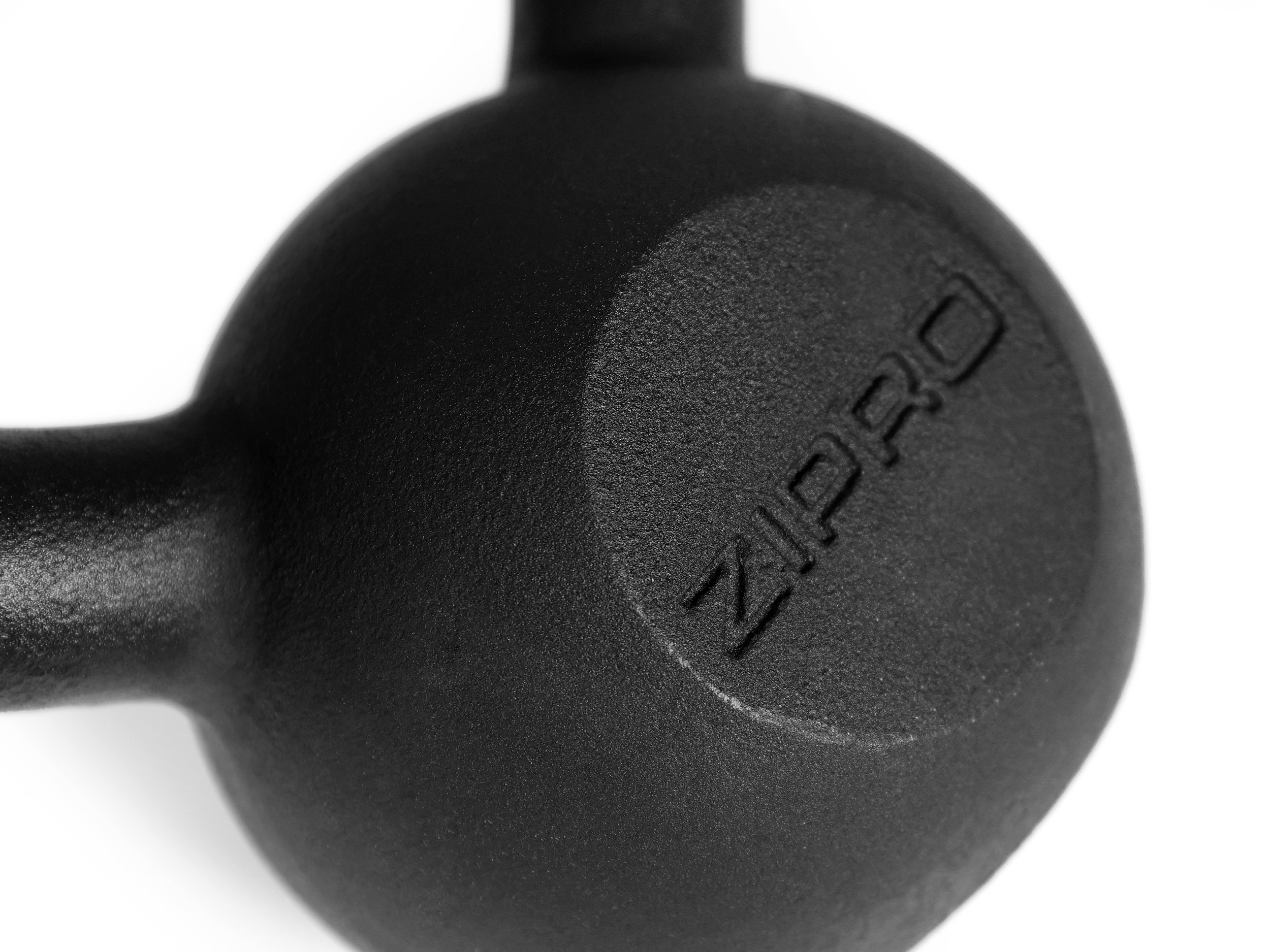 Schwarze Kettlebell mit dem Wort ZIPRO auf der Seite geprägt, auf weißem Hintergrund.