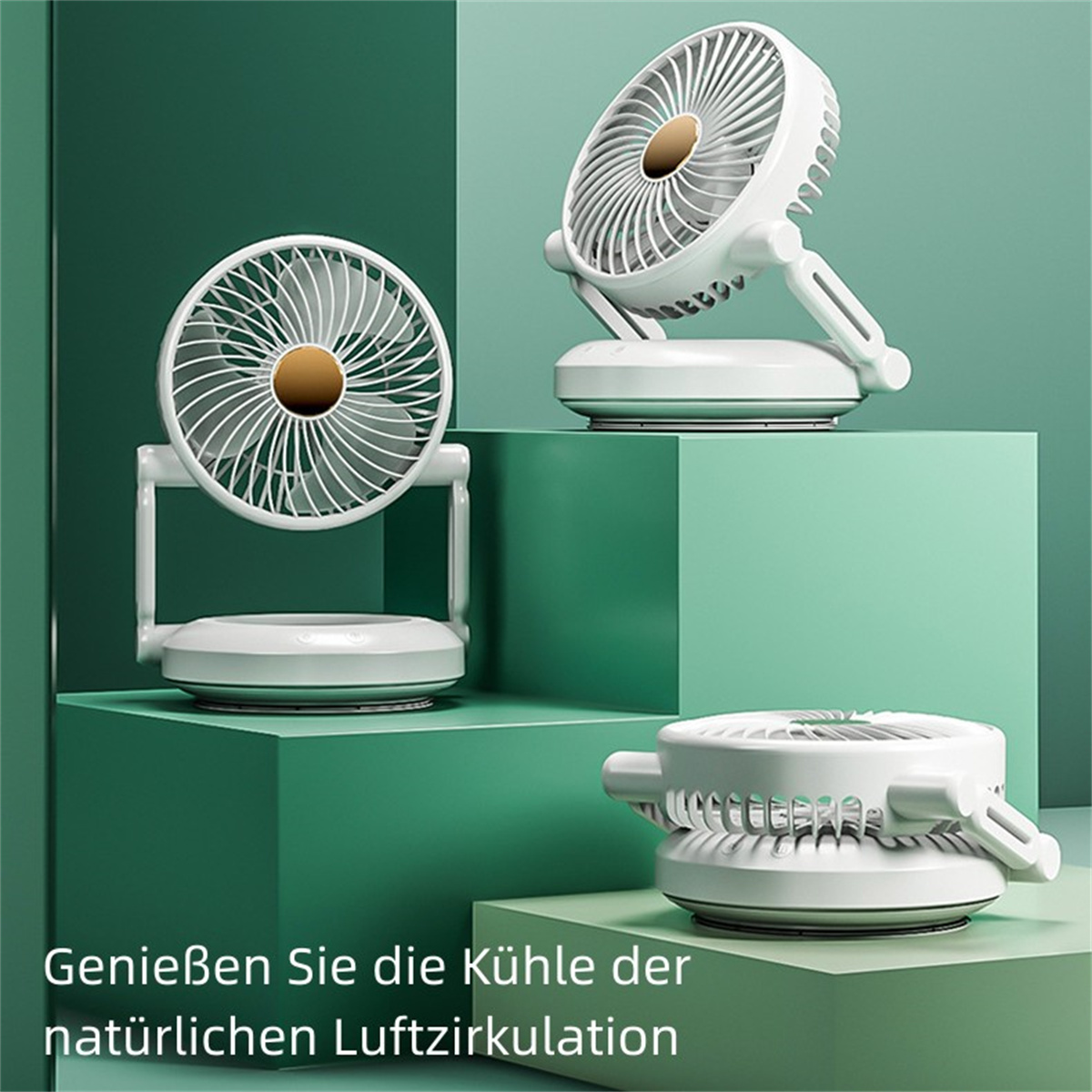 Drei weiße tragbare Ventilatoren auf grünem Hintergrund. Die Ventilatoren befinden sich in verschiedenen Positionen und Ausrichtungen.
