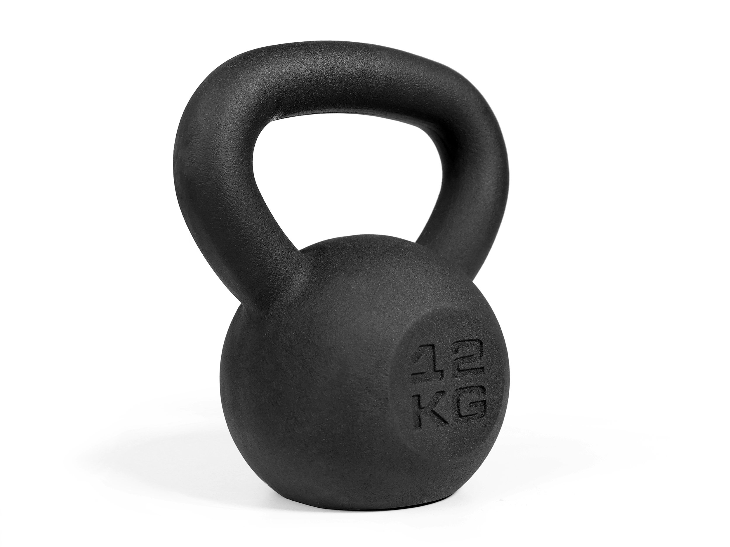Eine schwarze Kettlebell mit Griff, beschriftet mit '12 KG' auf weißem Hintergrund.