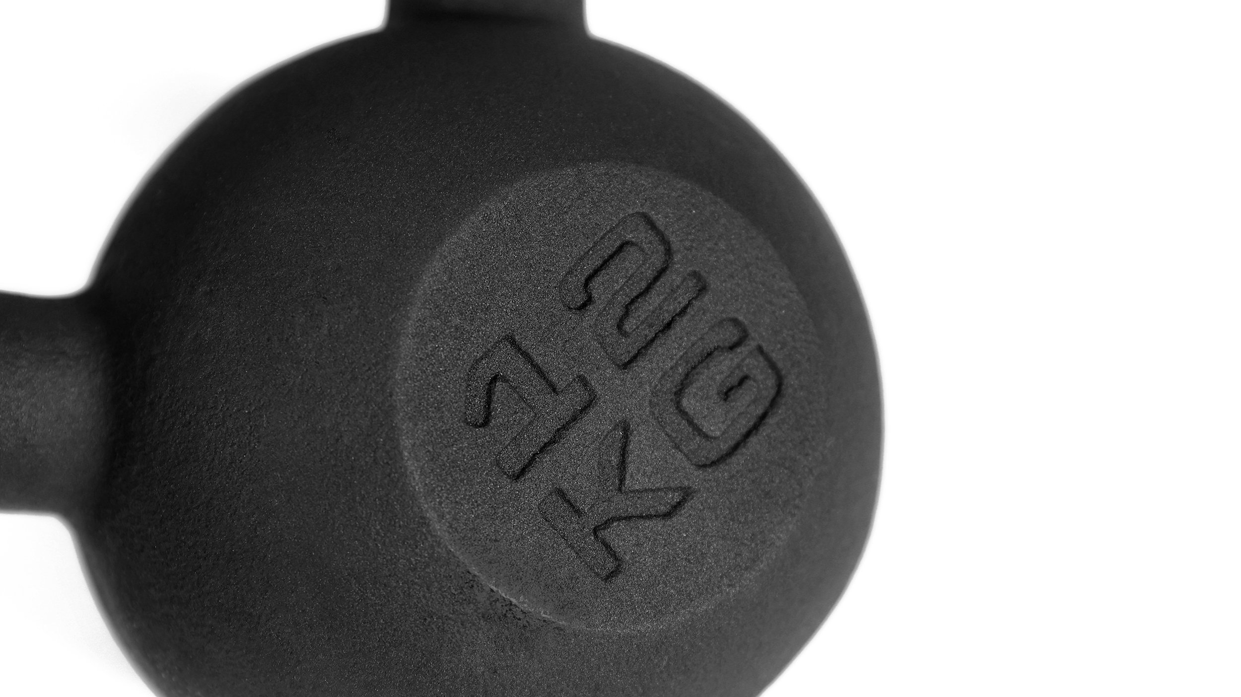 Schwarze Kettlebell mit Text, 12 KG, auf weißem Hintergrund. Die Kettlebell ist strukturiert.