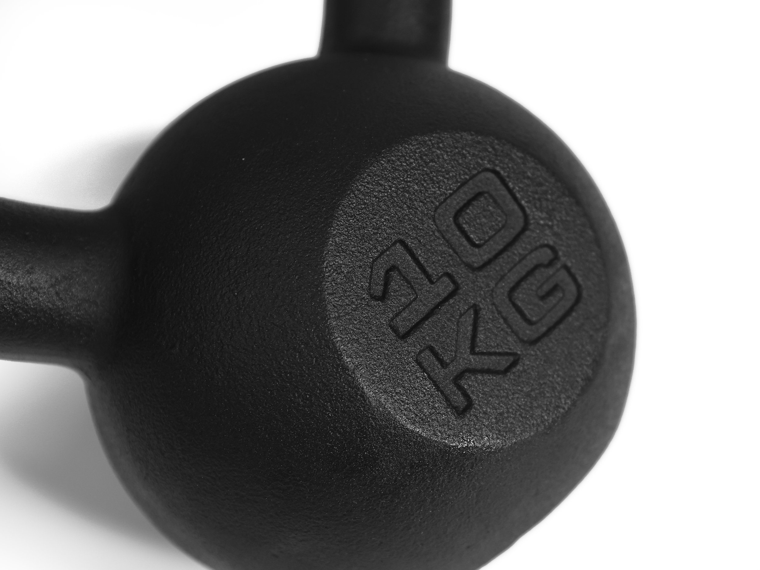 Nahaufnahme einer schwarzen Kettlebell, 10 KG steht darauf, auf weißem Hintergrund.