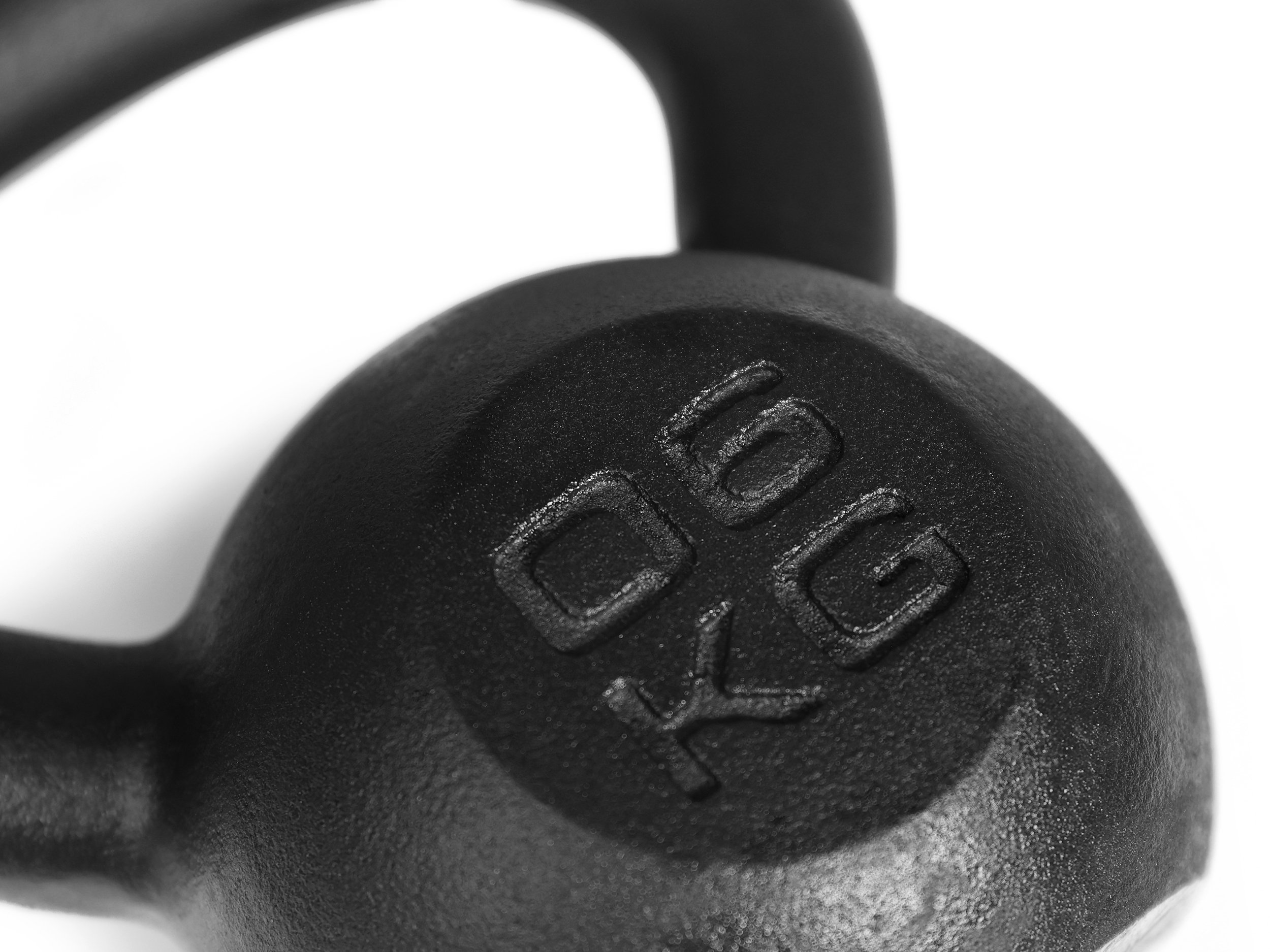Schwarze Kettlebell mit der eingeprägten Gewichtsangabe '16 KG', Nahaufnahme.