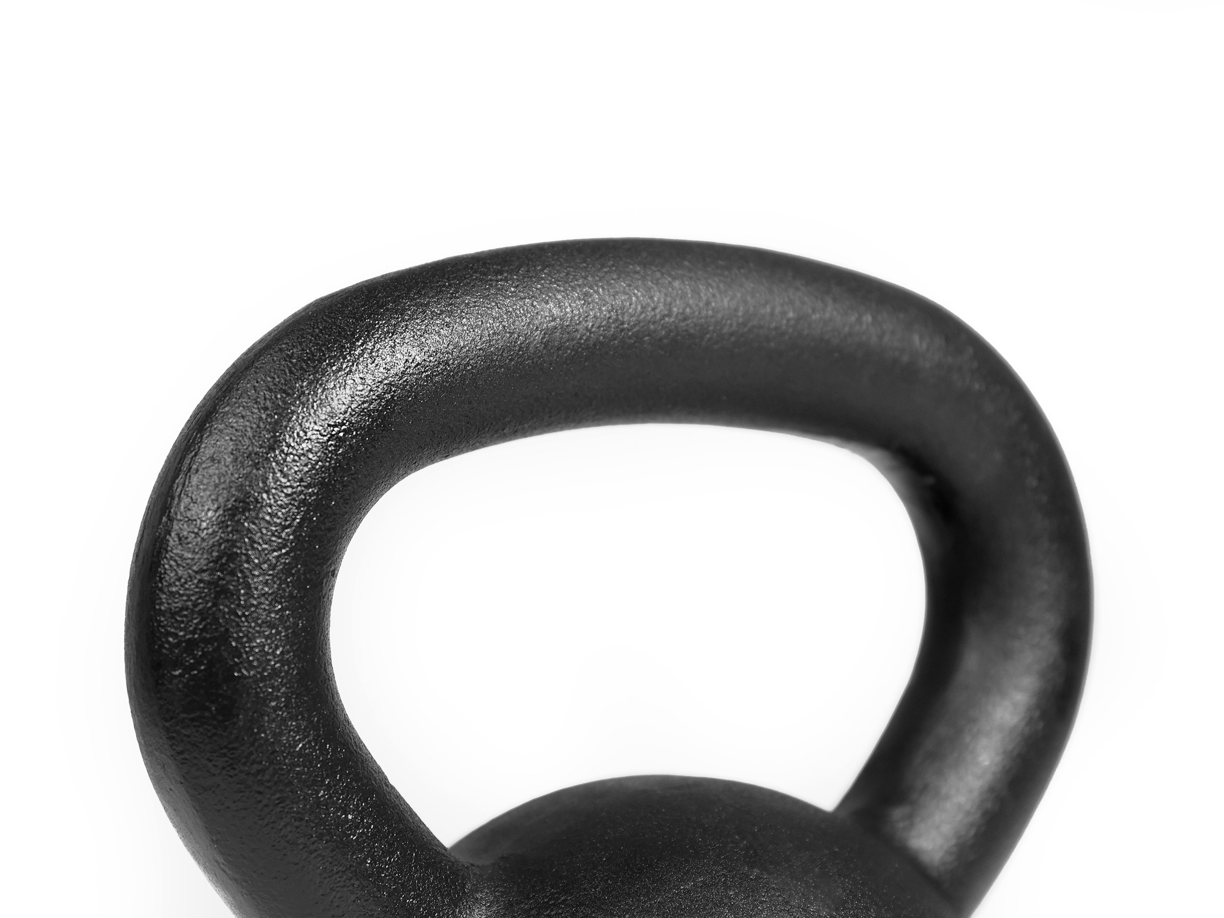 Schwarze Kettlebell auf weißem Hintergrund, mit gebogenem Griff.