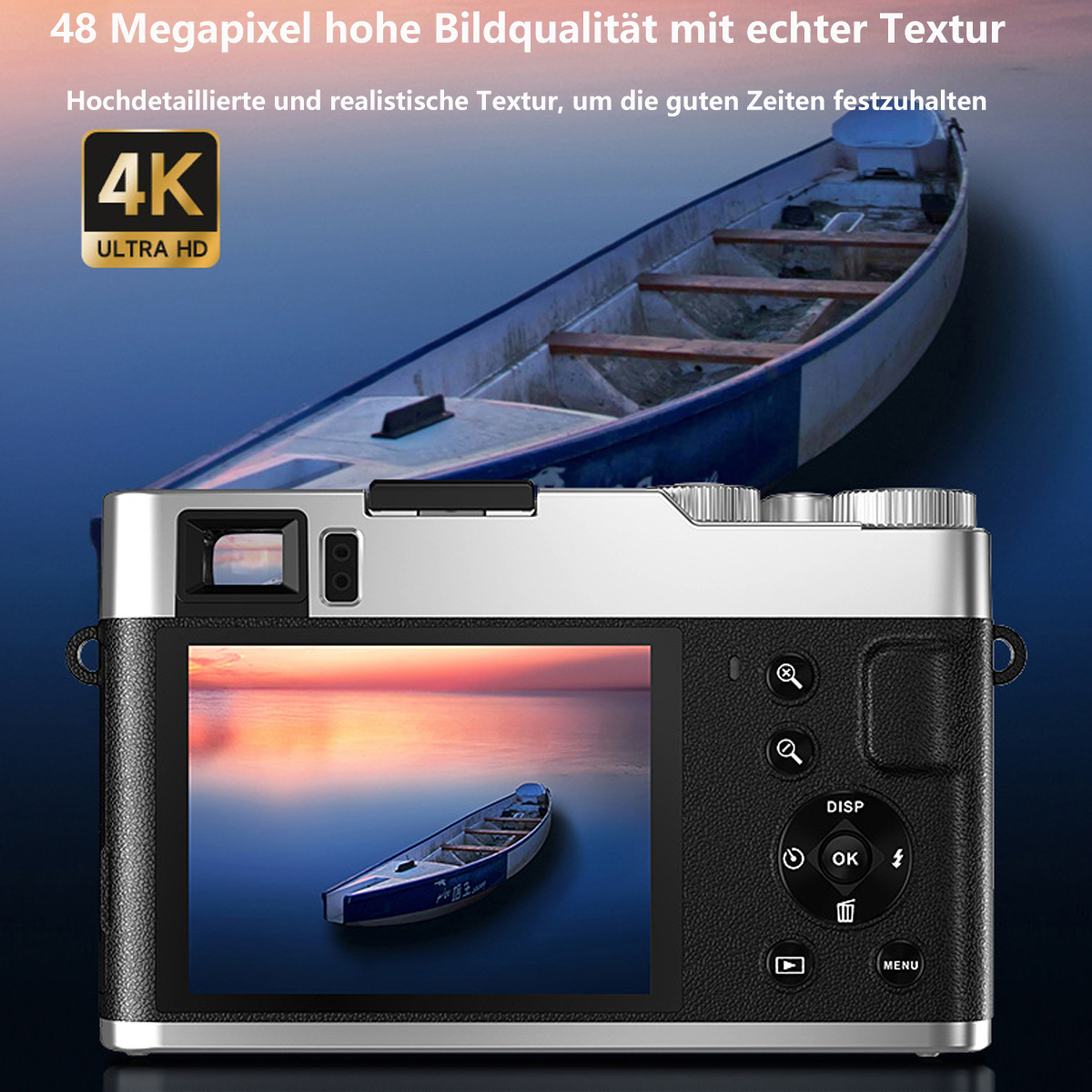 Eine schwarze Kamera, deren Bildschirm ein blaues Boot im Wasser mit blauem Himmel zeigt.