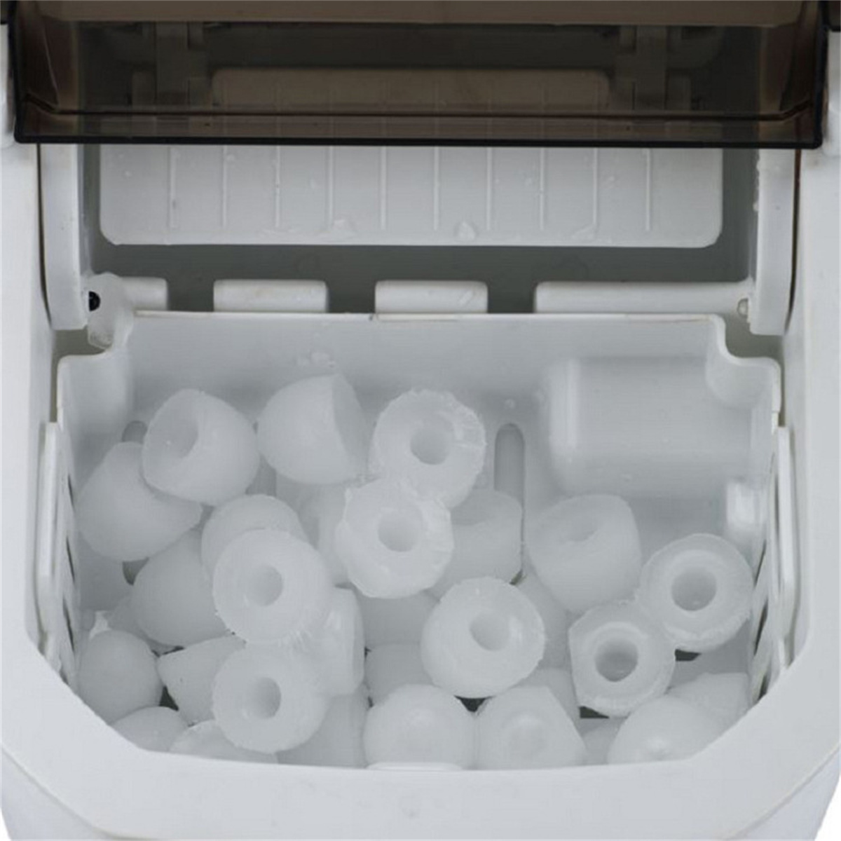 Eine Eismaschine mit weißen, ringförmigen Eiswürfeln im Behälter.