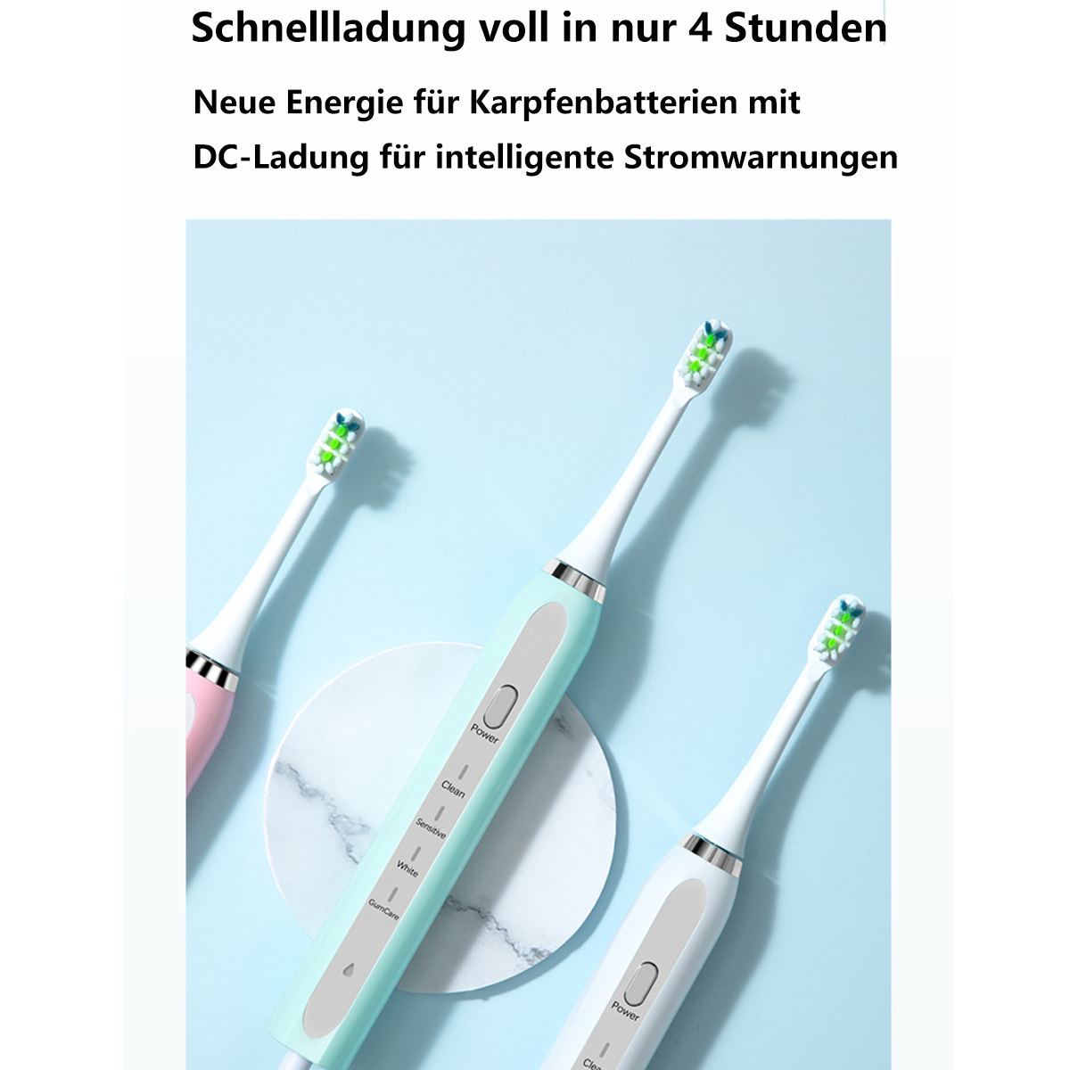 Drei elektrische Zahnbürsten in verschiedenen Farben. Die Zahnbürsten befinden sich auf hellblauem Hintergrund.