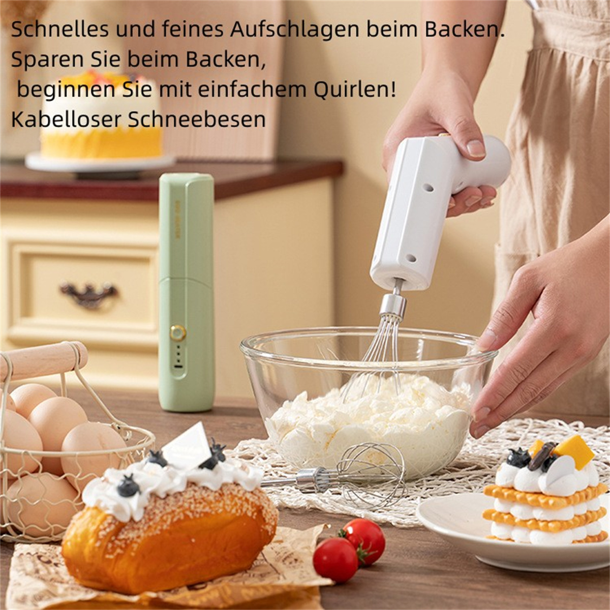 Eine Person benutzt einen weißen und grünen Handmixer. Verschiedene Backwaren sind in der Nähe.