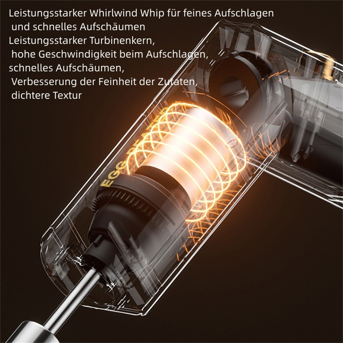 Nahaufnahme eines Küchengeräts mit transparentem Gehäuse und einem wirbelnden Spiralelement. Der Hintergrund ist dunkel.