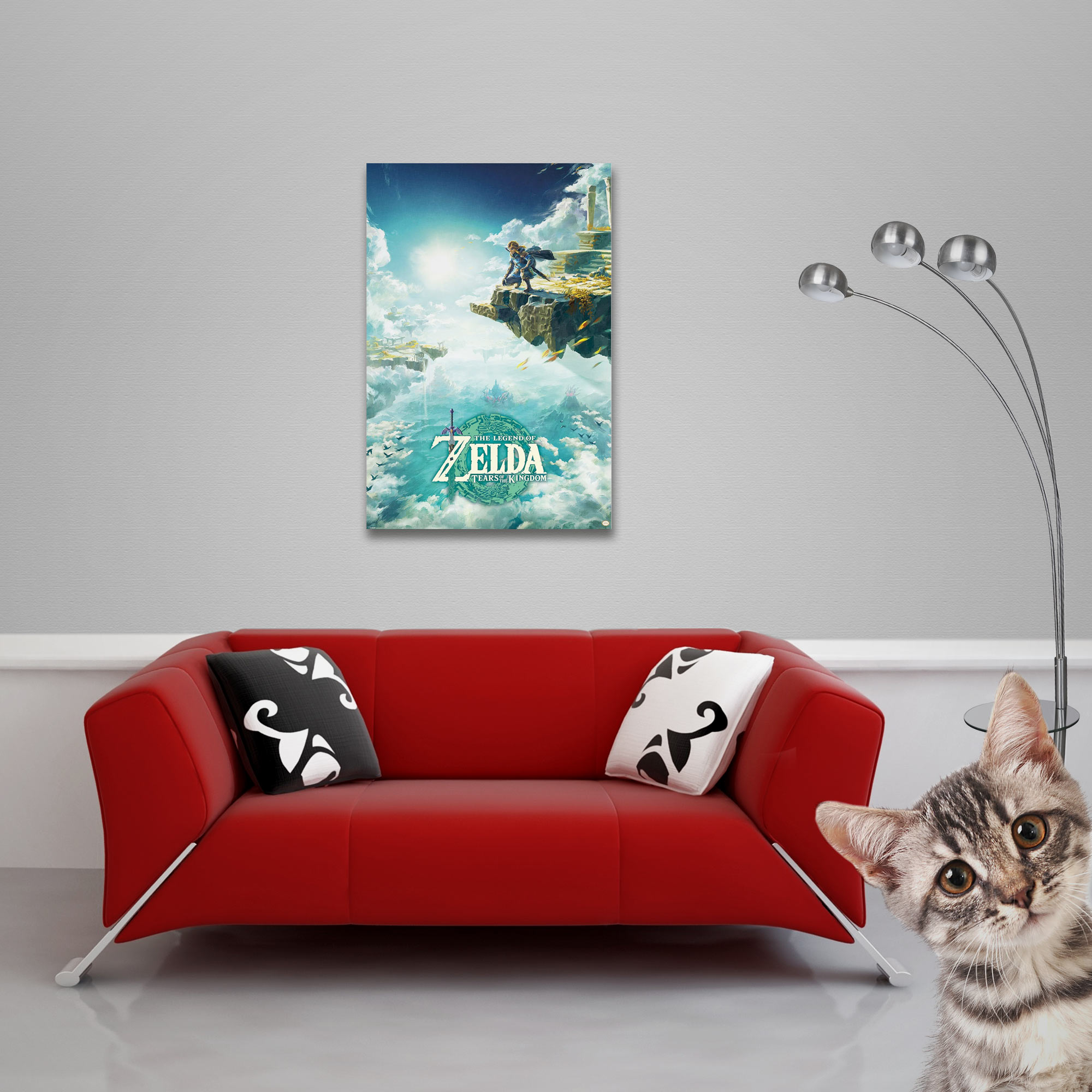 Zelda-Poster an der Wand über roter Couch, Katze lugt von rechts.