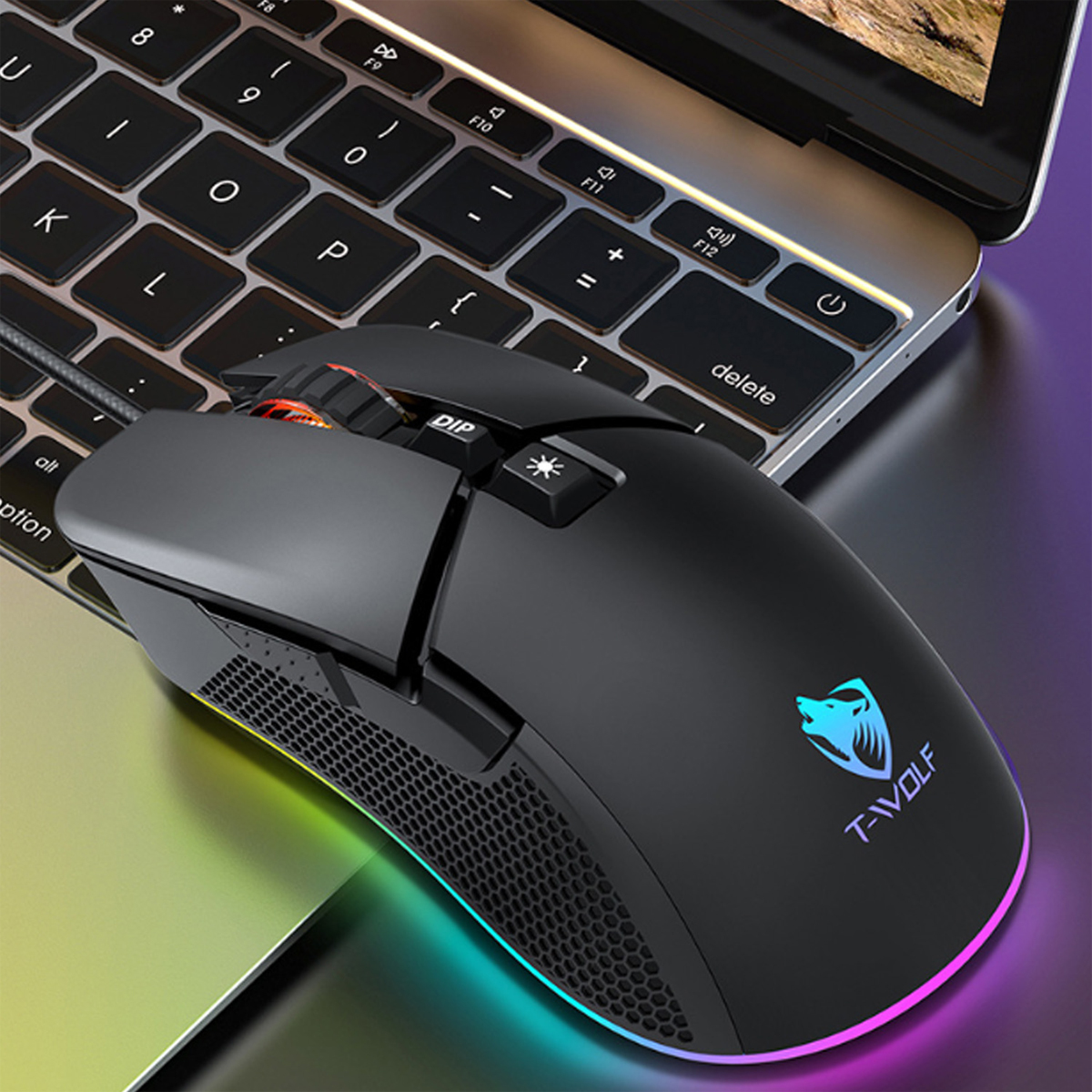 Schwarze Gaming-Maus auf einem Laptop. Mit farbiger Seitenbeleuchtung und T-WOLF-Logo.