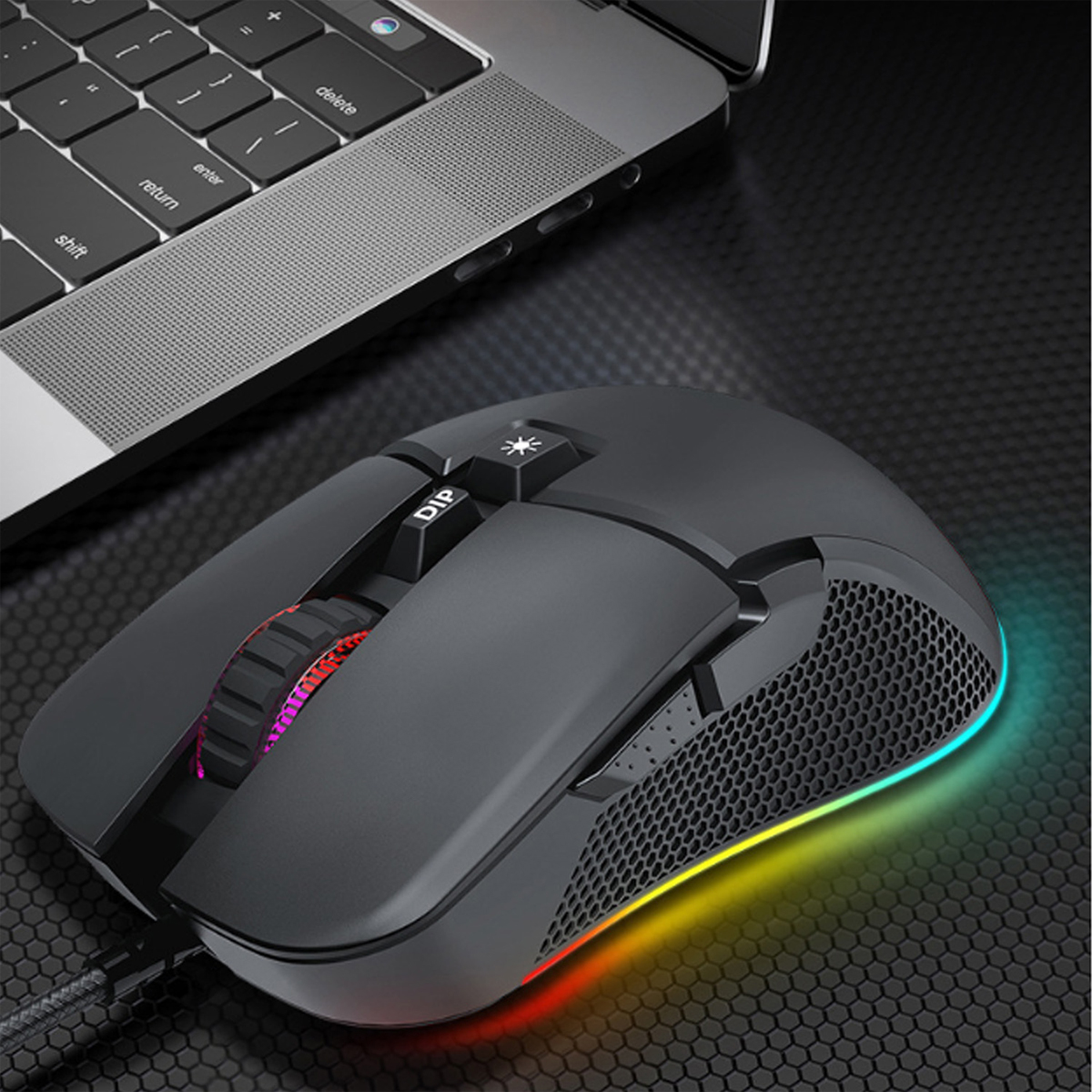 Schwarze Gaming-Maus mit bunten LED-Lichtern, verbunden mit einem Laptop auf schwarzer Oberfläche.