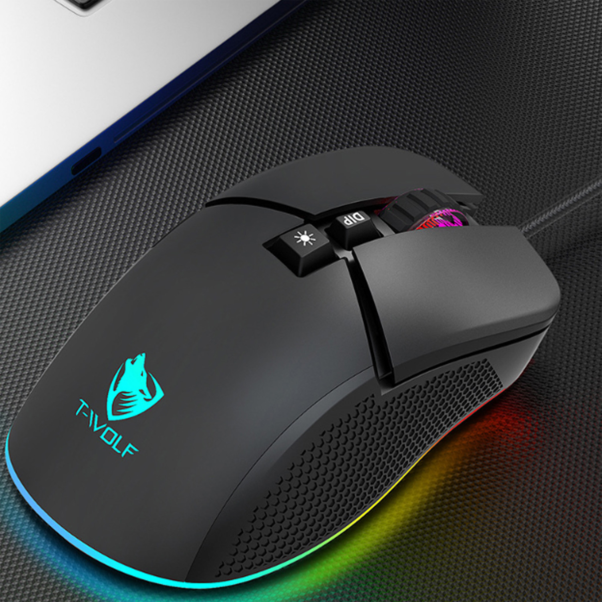 Eine schwarze Gaming-Maus mit RGB-Beleuchtung, Logo und Tasten. Ein Laptop in der Ecke.