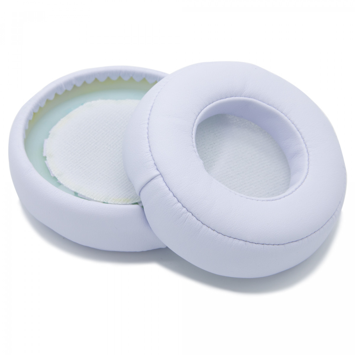 Białe nauszniki do słuchawek, wyizolowane na białym tle, pokazujące widok wewnętrzny i zewnętrzny.