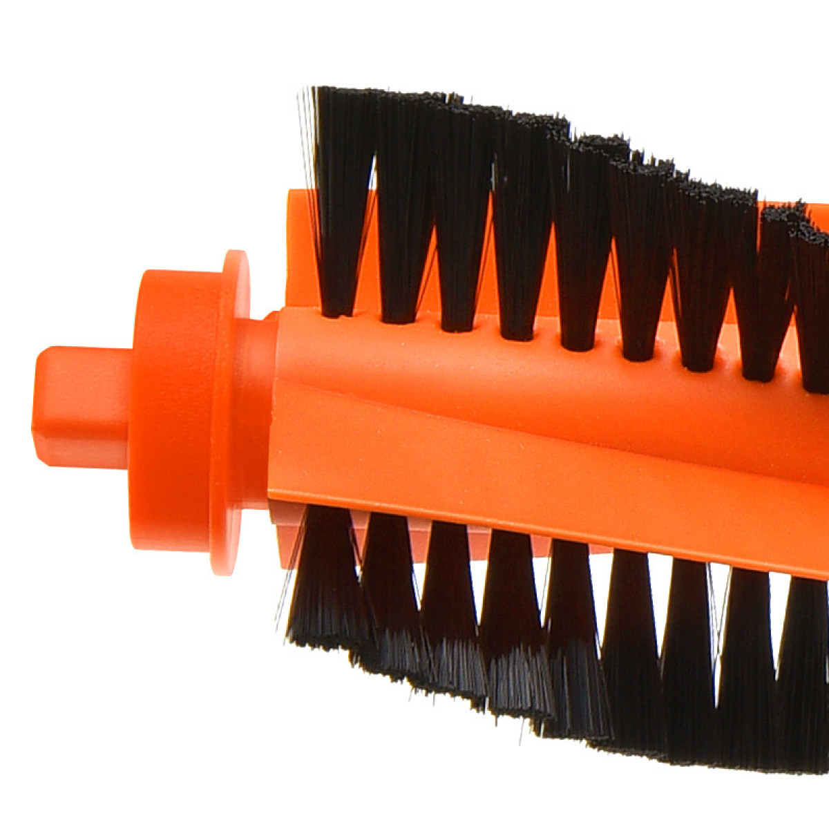 Zbliżenie szczotki odkurzacza. Jest pomarańczowa i czarna, z włosiem skierowanym do wewnątrz.