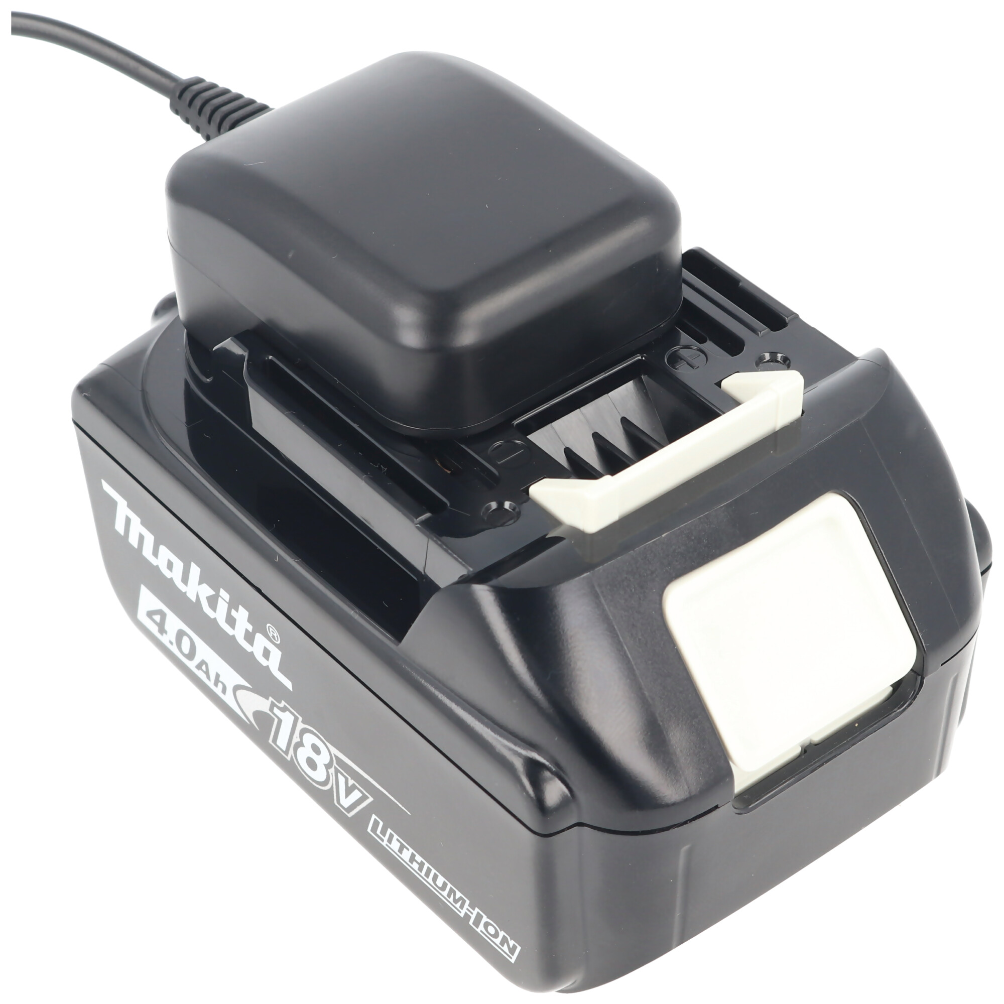Ein schwarzes Makita-Ladegerät und ein schwarzer Akku. Das Ladegerät hat einen weißen Knopf.