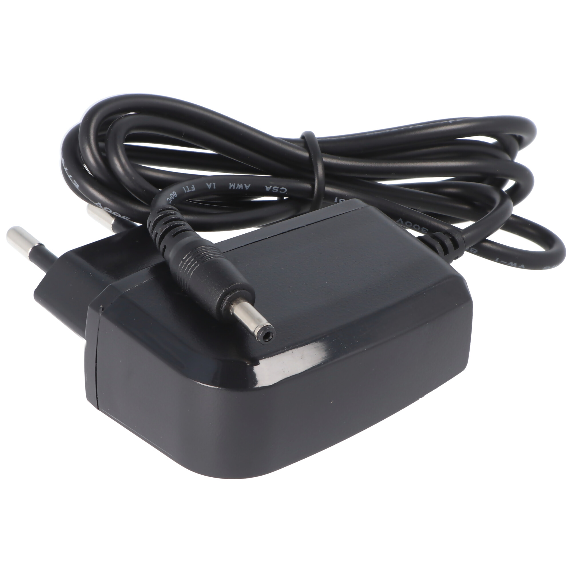 Ein schwarzes Netzteil mit schwarzem Kabel auf weißem Hintergrund.