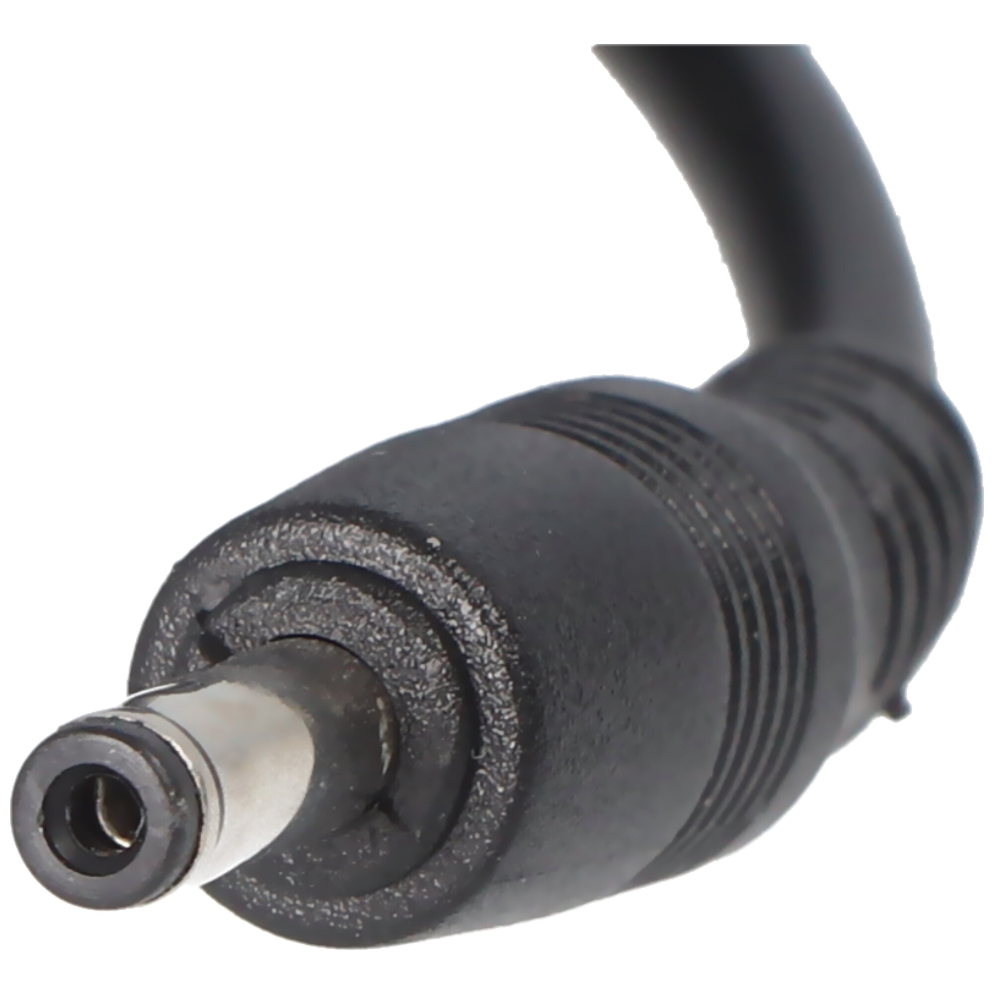 Ein schwarzer Netzadapter mit silberner Spitze. Es ist eine Nahaufnahme.