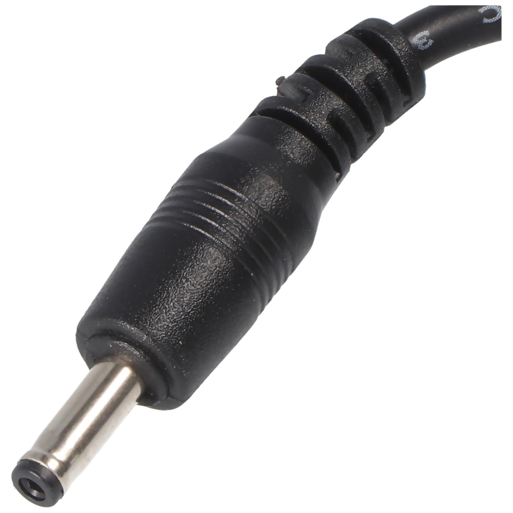 Nahaufnahme eines schwarzen Netzadapters mit silberner Spitze.