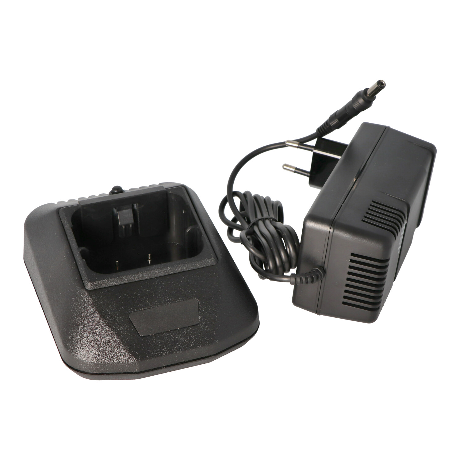Schwarzes Ladegerät und Ladestation für ein Gerät. Schwarzes Kabel und Stecker, alles auf weißem Hintergrund.