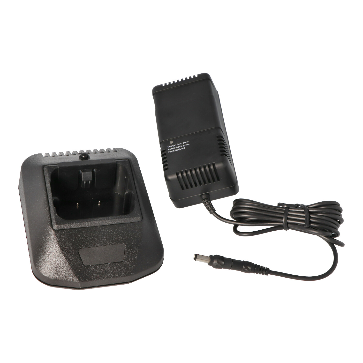 Eine schwarze Ladestation und ein schwarzes Ladegerät. Das Ladegerät hat ein Kabel und einen Ladeanschluss.