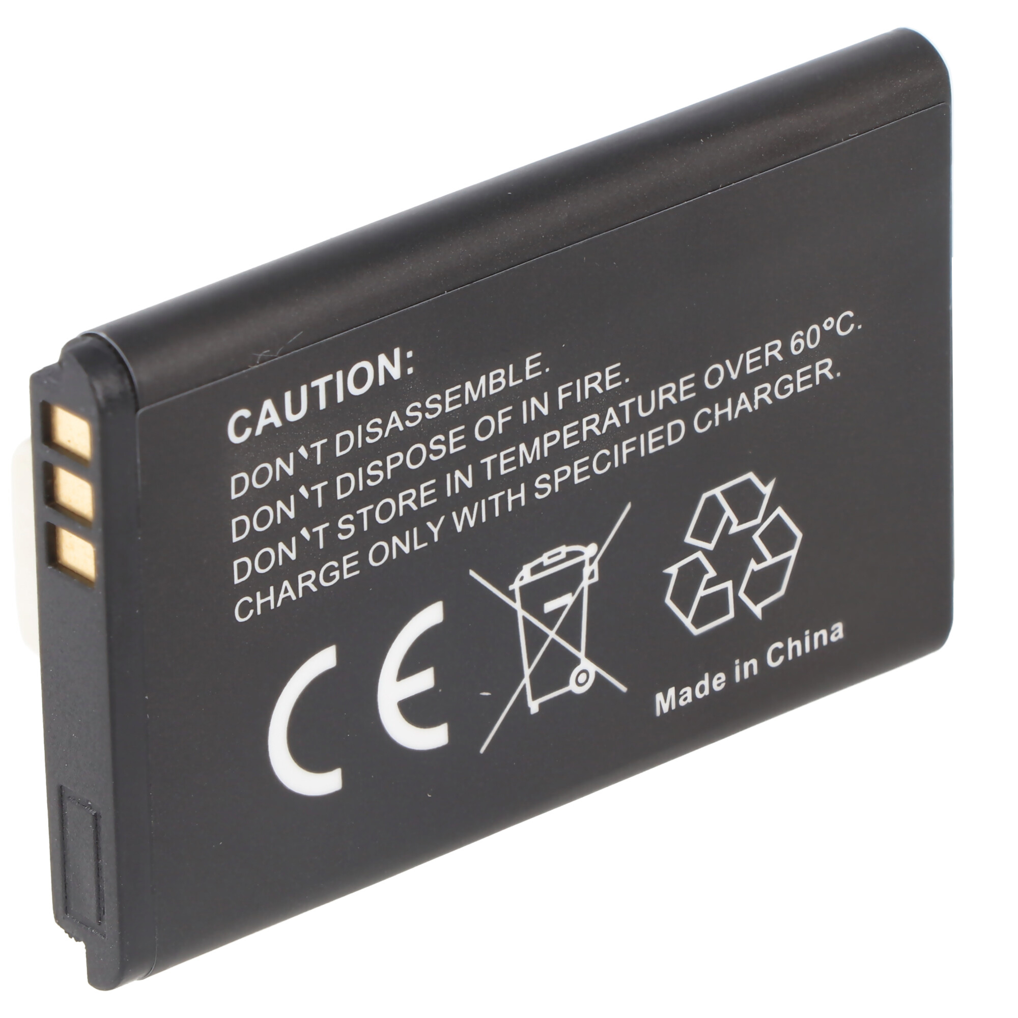 Eine schwarze Batterie mit Warnhinweisen und Recycling-Symbolen. Die Batterie befindet sich auf einer weißen Oberfläche.