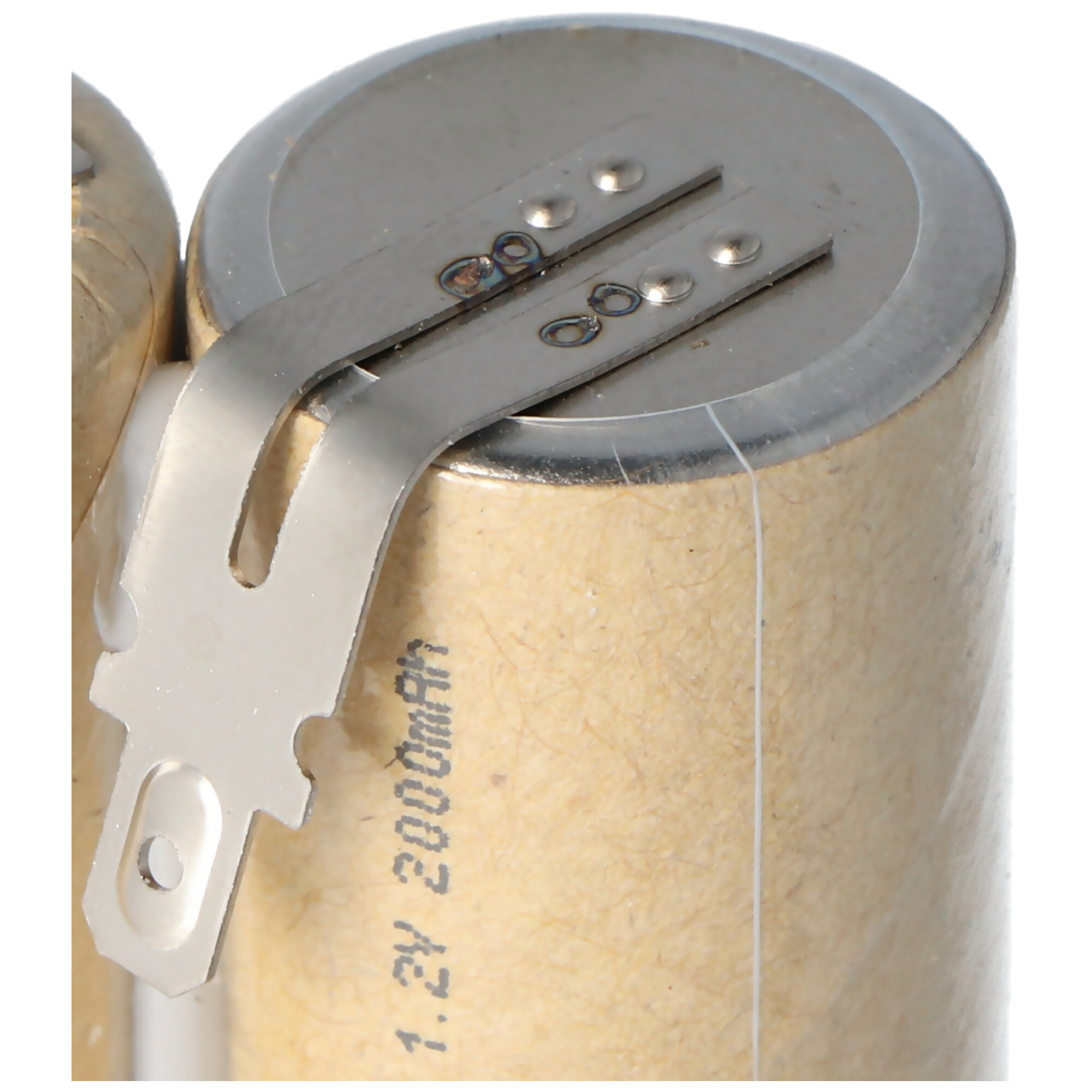 Zwei zylindrische Batteriezellen mit Metallanschlüssen oben. Sie sind beige gefärbt.