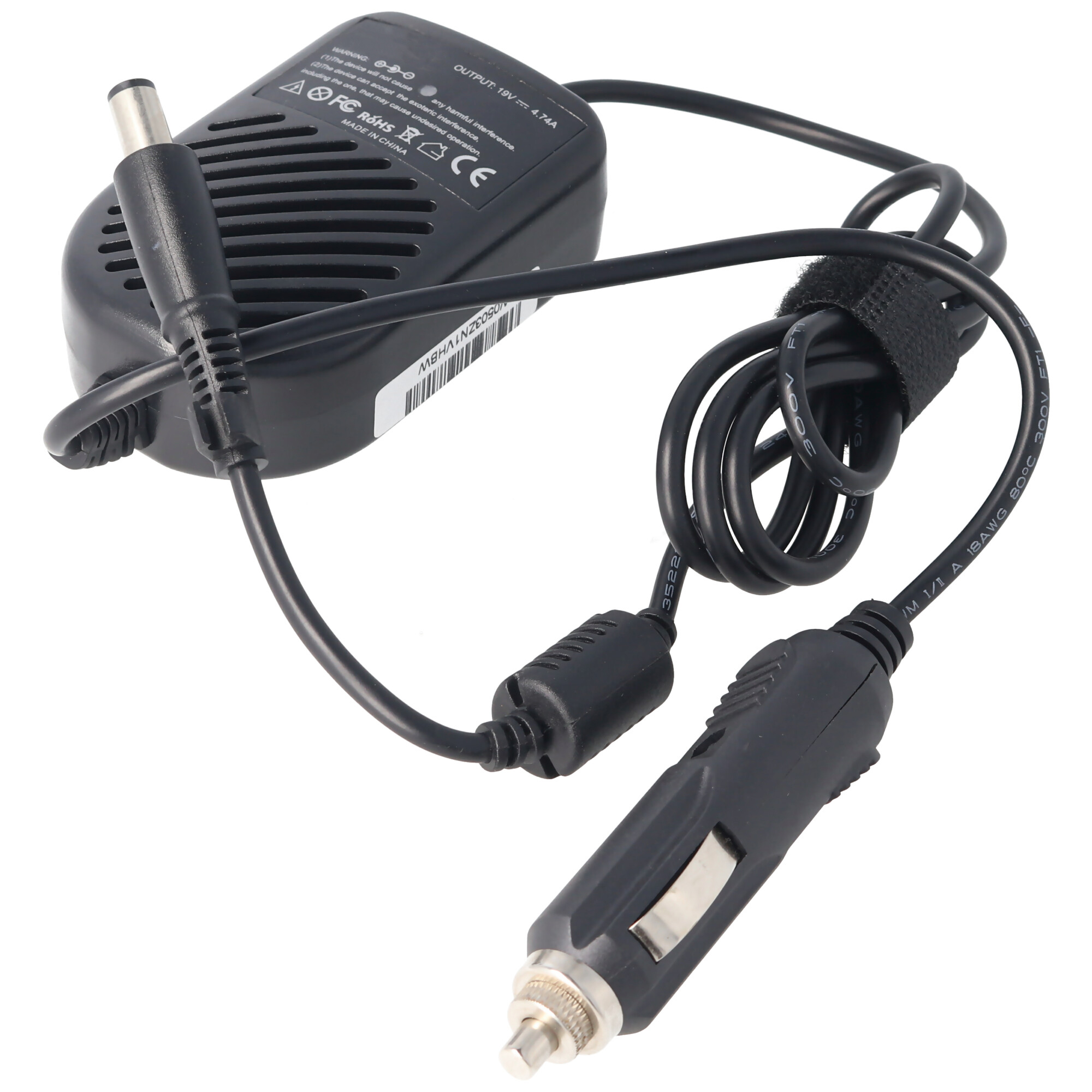 Schwarzer Auto-Adapter mit schwarzem Kabel und Zigarettenanzünder-Adapter auf weißem Hintergrund.