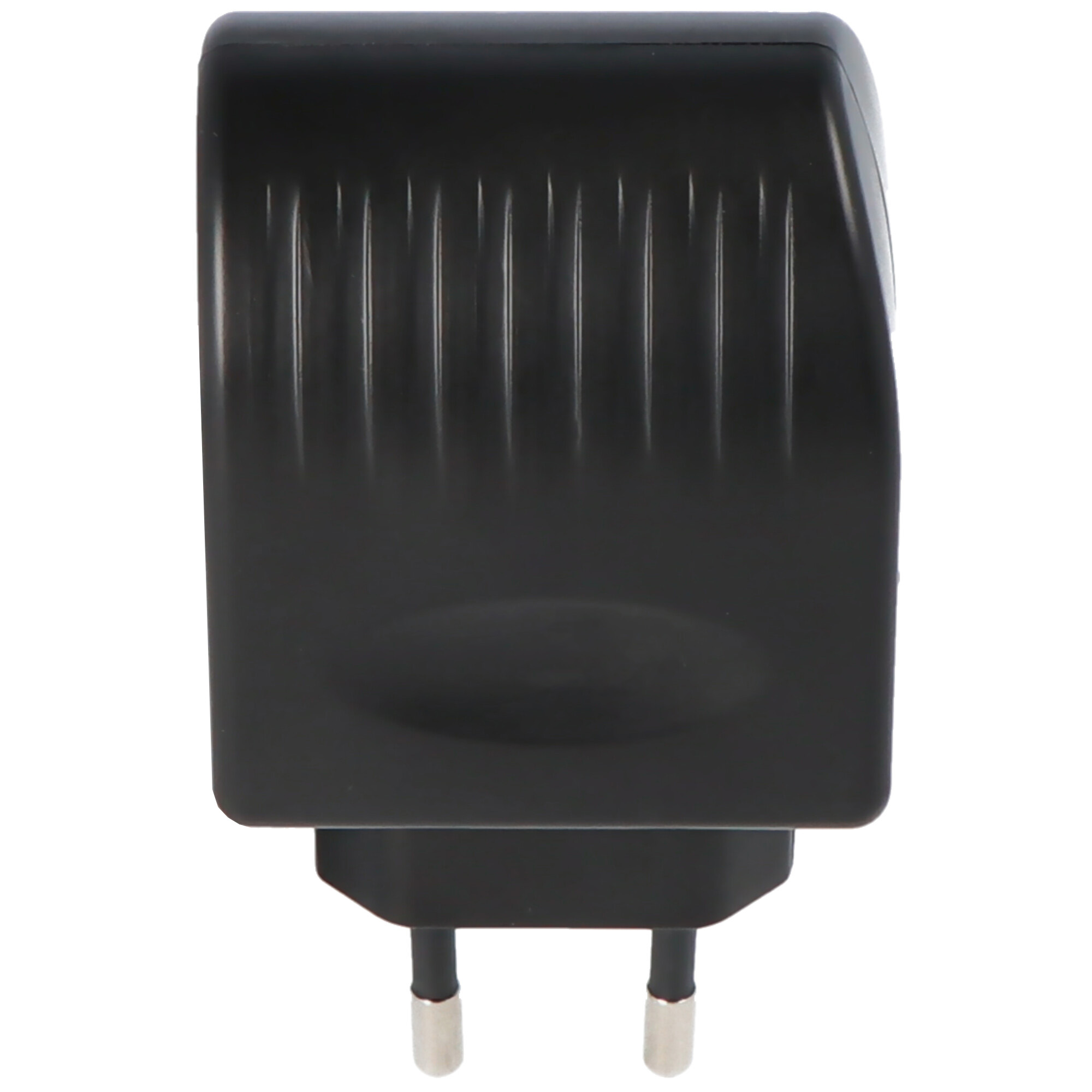 Ein schwarzer Wandsteckeradapter mit zwei Stiften, isoliert auf weißem Hintergrund. Er hat eine gebogene Form.