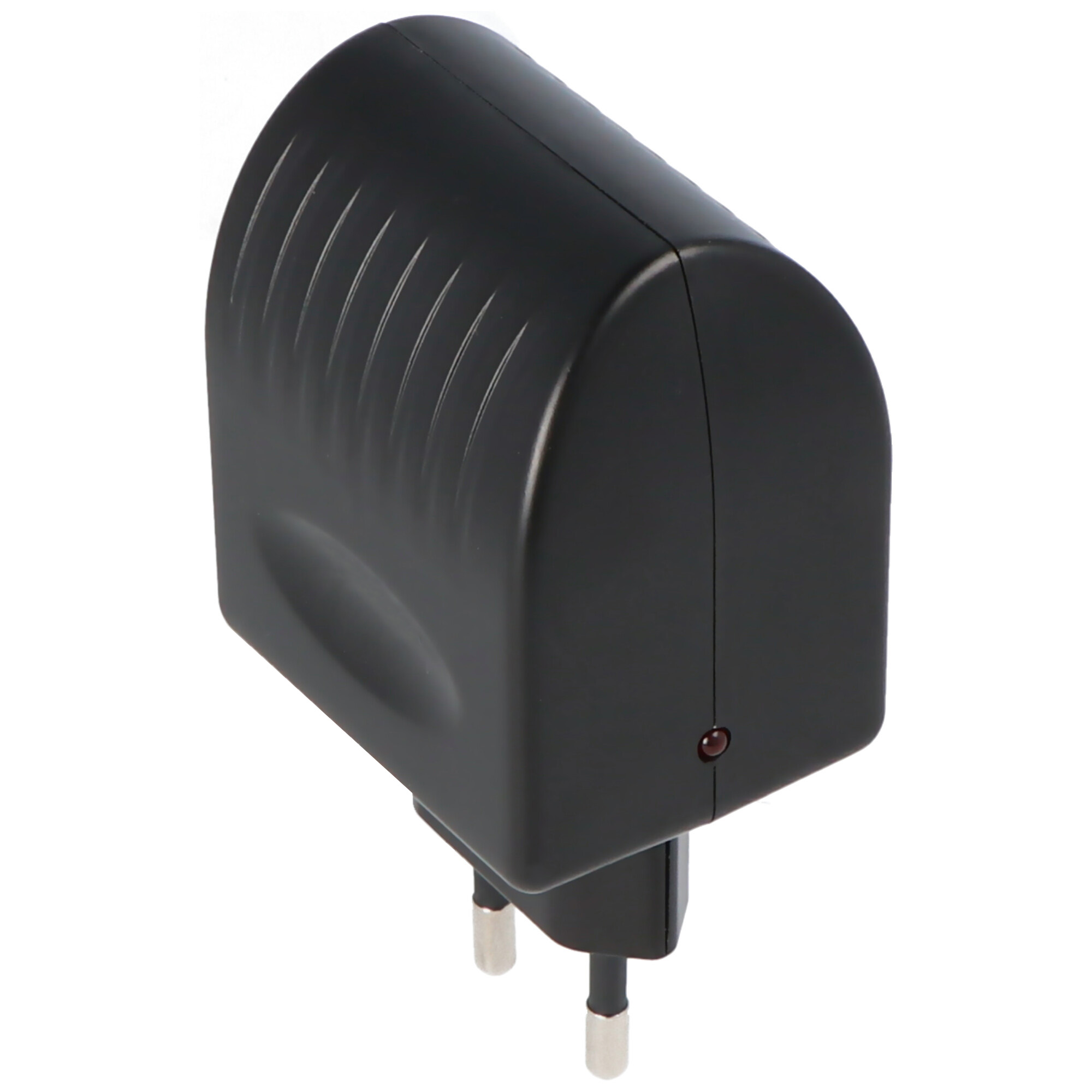Schwarzer Netzadapter mit zwei Stiften auf weißem Hintergrund.