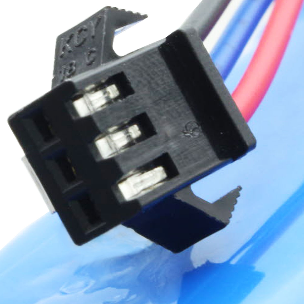 Blaues Akkupack mit schwarzem Stecker und Kabeln.