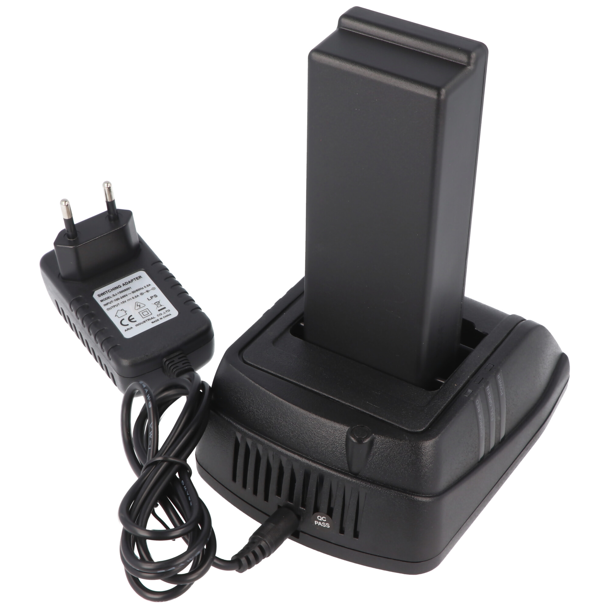 Ein schwarzes Ladegerät und Adapter. Der Adapter hat einen Stecker und das Ladegerät einen Steckplatz.