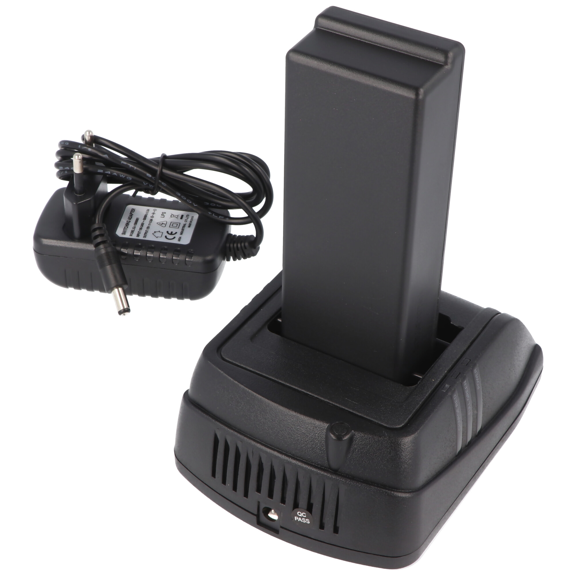 Schwarzes Batterieladegerät und Adapter. Schwarzes Ladegerät und Adapter. Weißer Hintergrund.