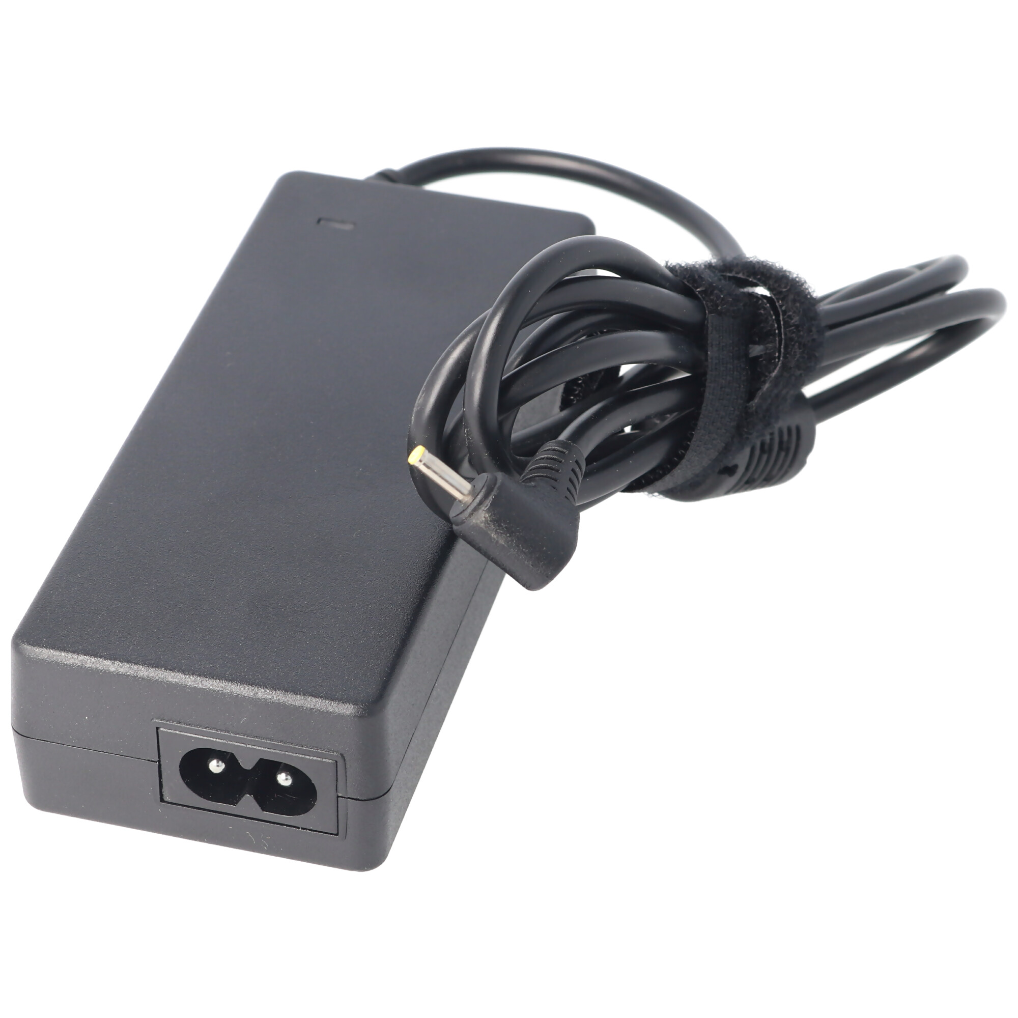 Schwarzer Laptop-Netzadapter mit schwarzem Kabel. Der Adapter hat einen zweipoligen Stecker.