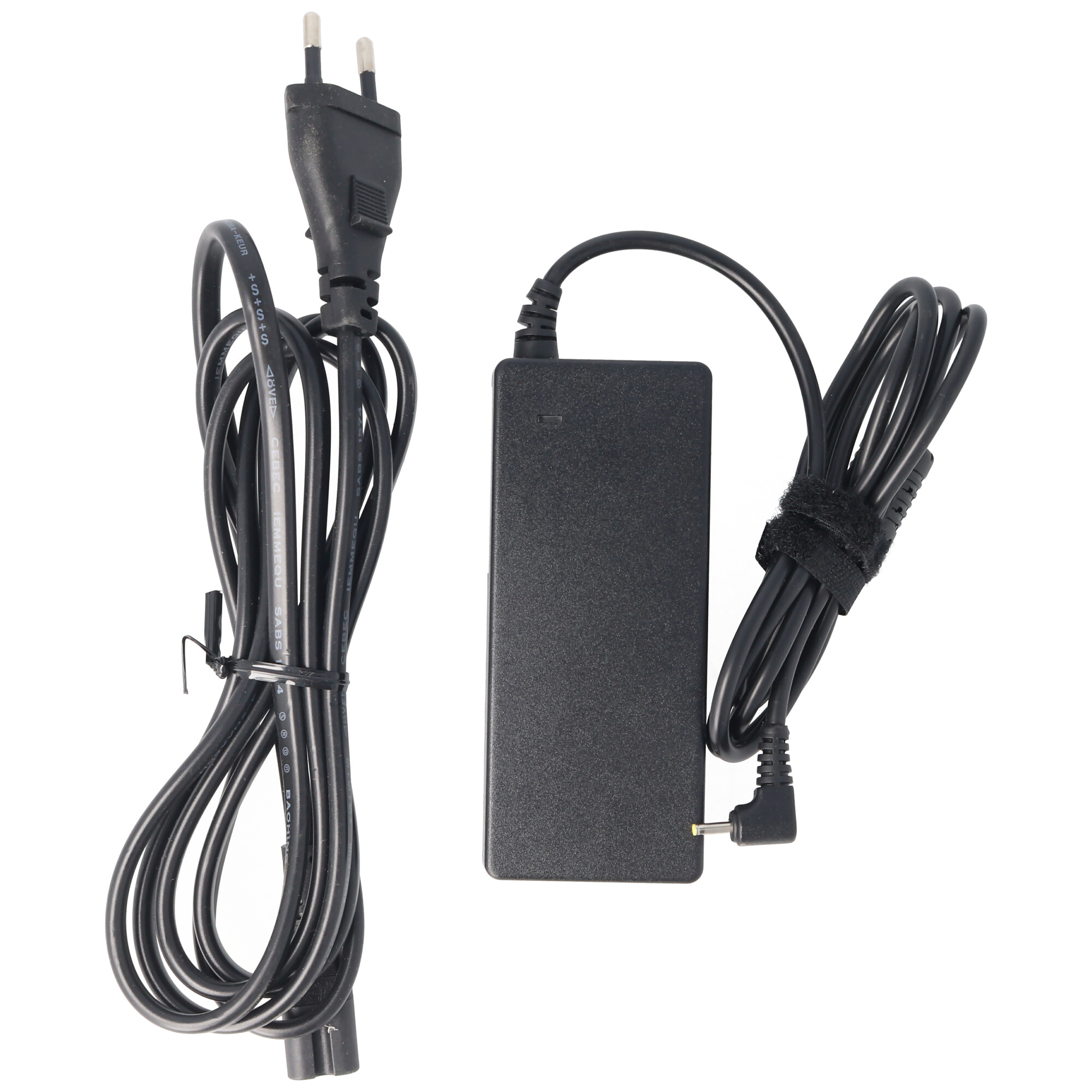 Schwarzes Netzteil mit schwarzem Kabel und Stecker. Weißer Hintergrund.