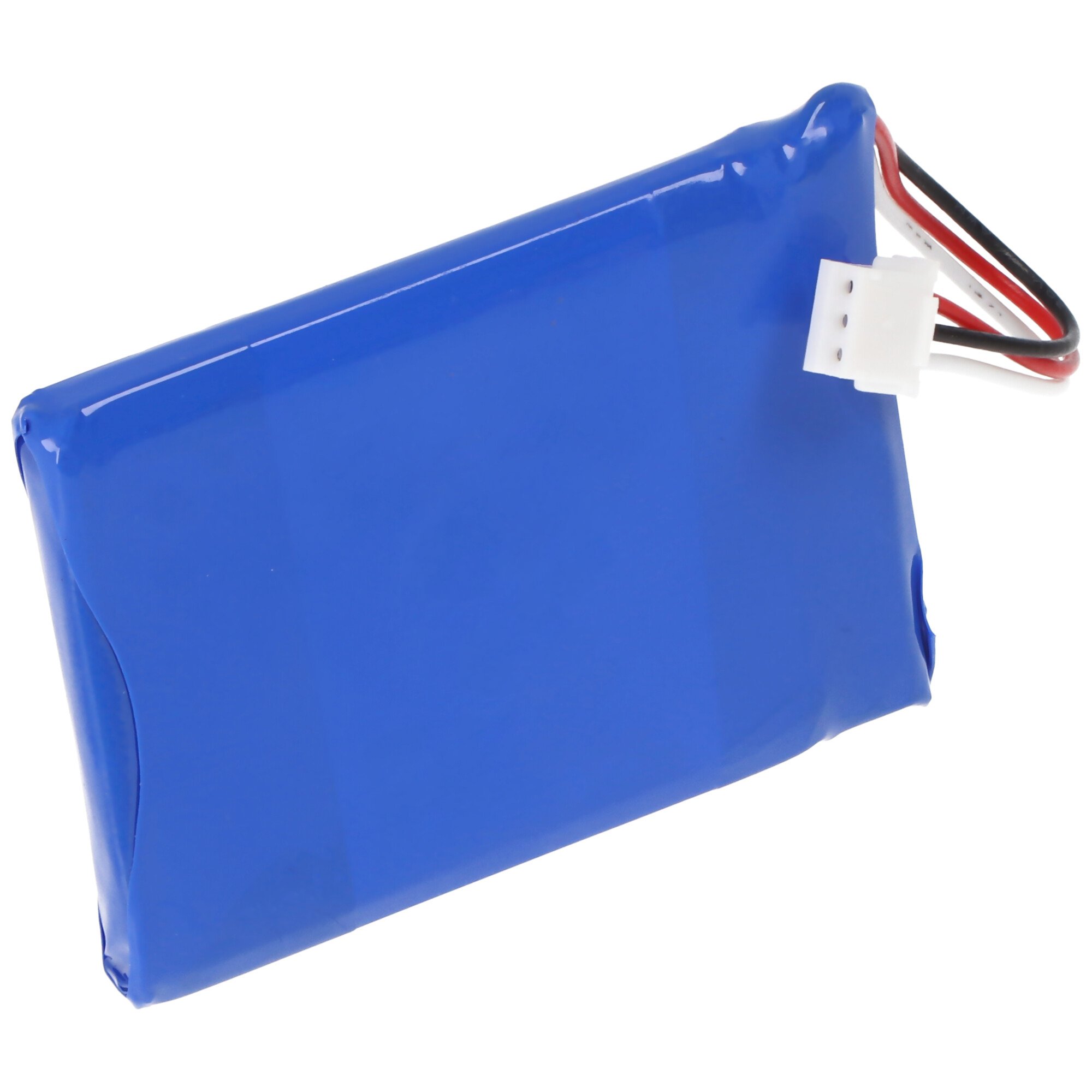 Blauer Akku mit weißem Stecker und Drähten, auf weißem Hintergrund. Der Akku ist in Kunststoff gewickelt.