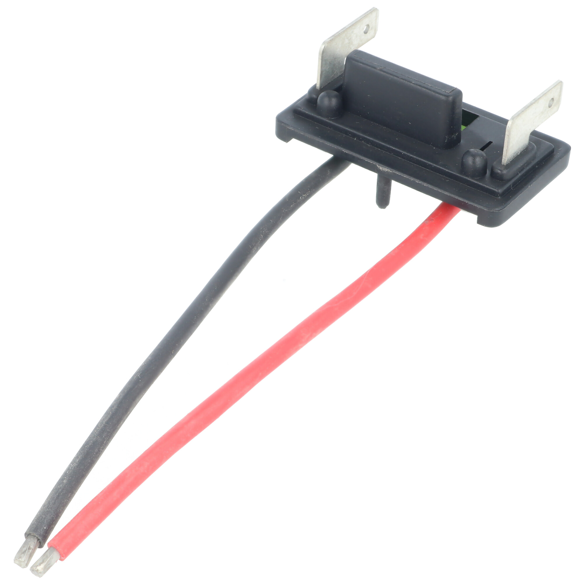 Schwarze und rote Drähte, die mit einem schwarzen Kunststoffstecker mit Metallstiften verbunden sind, auf weißem Grund.