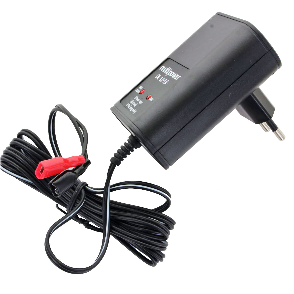 Schwarzes Ladegerät mit Netzstecker und roten und schwarzen Steckern, mit gewickeltem schwarzem Kabel. Weißer Hintergrund.