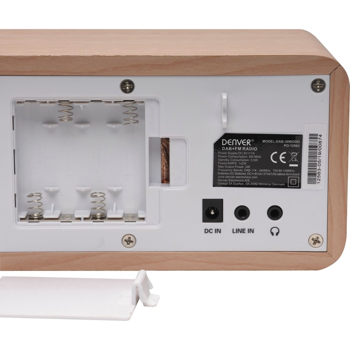 Tył drewnianego radia z otwartą komorą baterii. Pokazuje wejście DC, wejście liniowe i porty słuchawkowe.