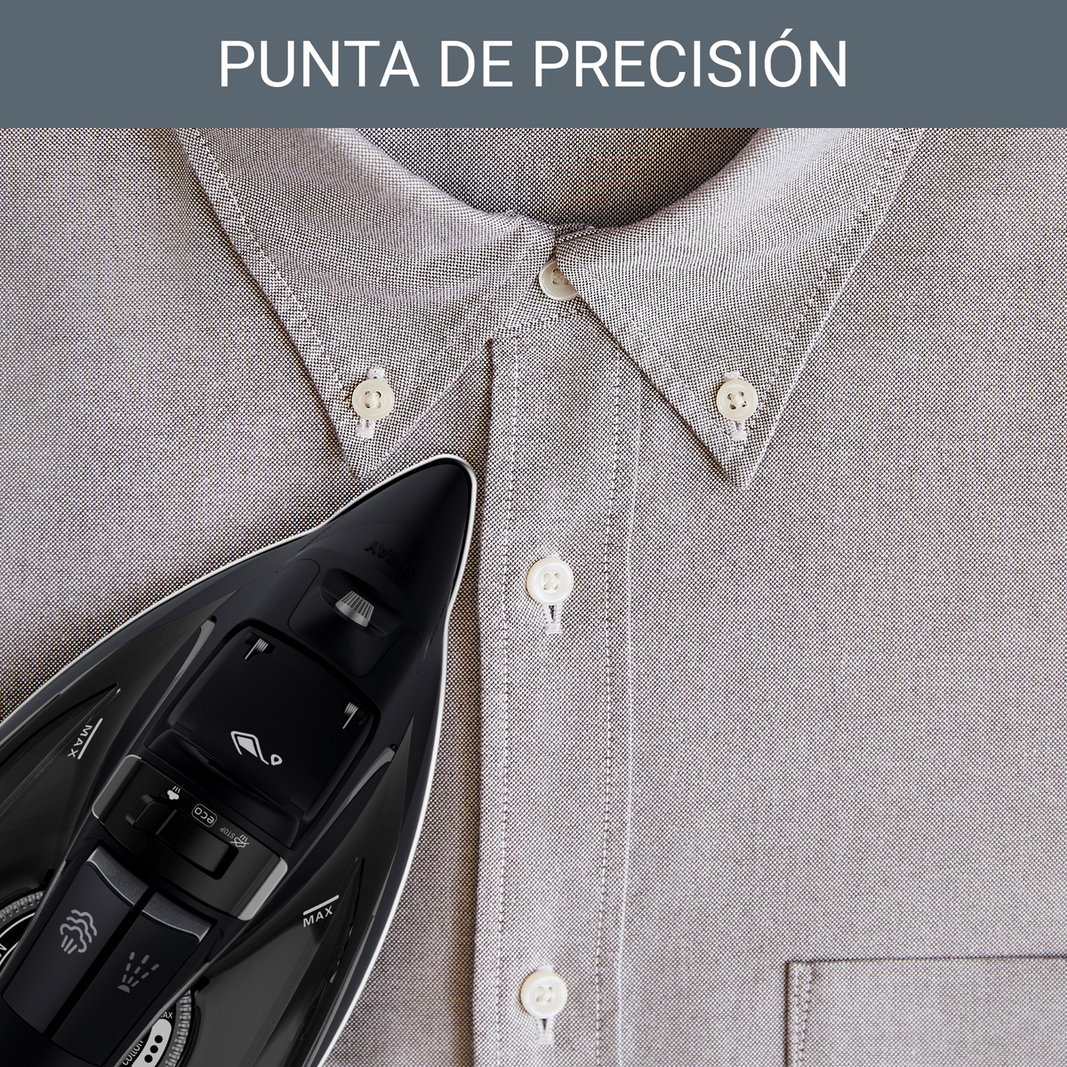 Czarne żelazko na szarej koszuli z kołnierzykiem. Żelazko jest blisko guzików.