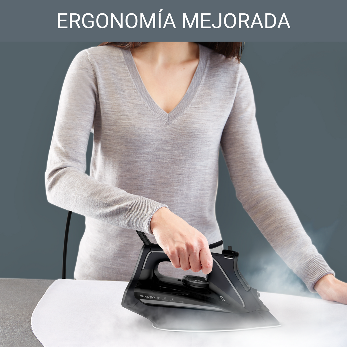 Kobieta prasuje białą tkaninę czarnym żelazkiem, widoczna para.