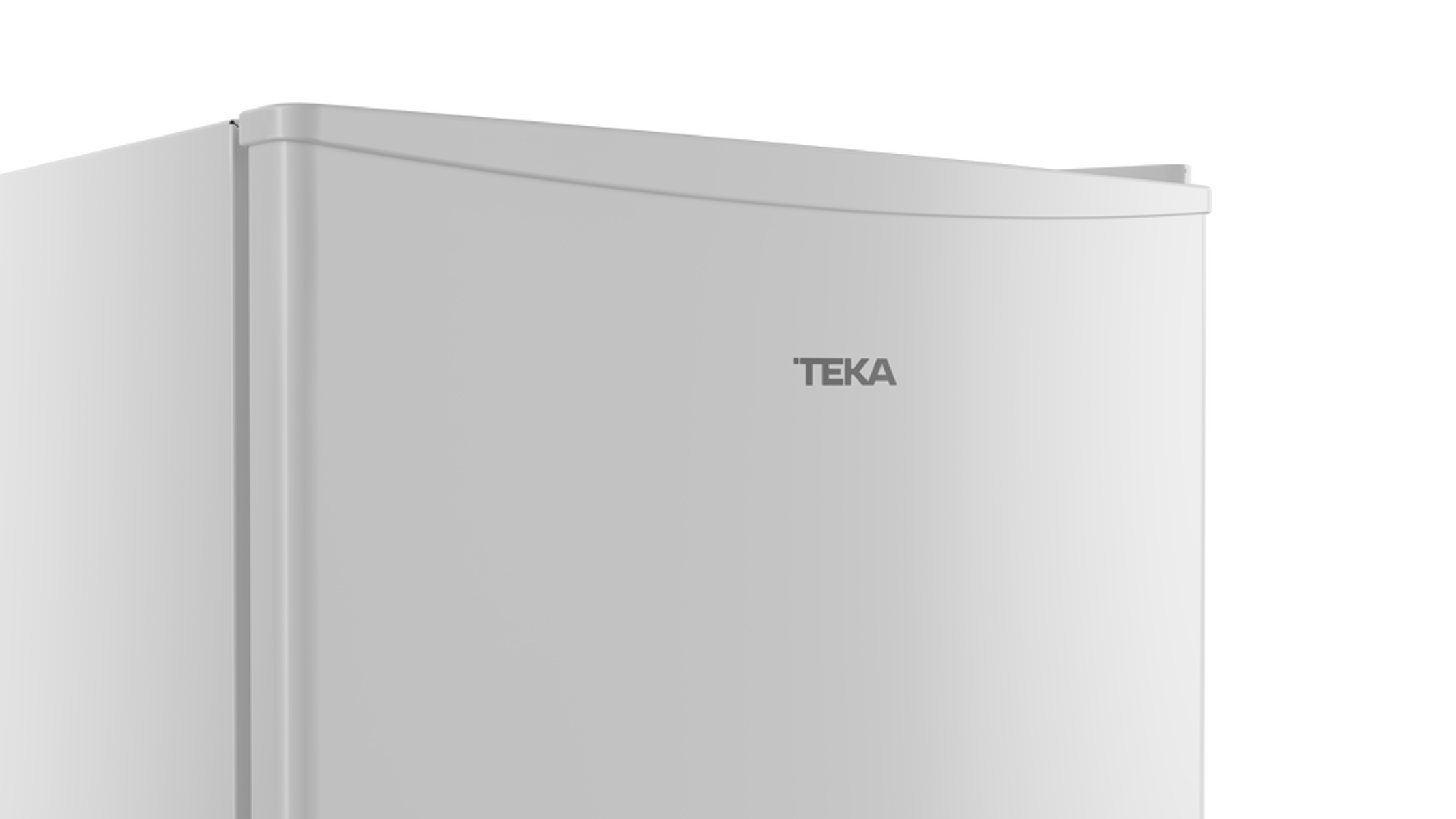 Zbliżenie białej lodówki. Słowo 'TEKA' jest wydrukowane na drzwiach. Czarne tło.