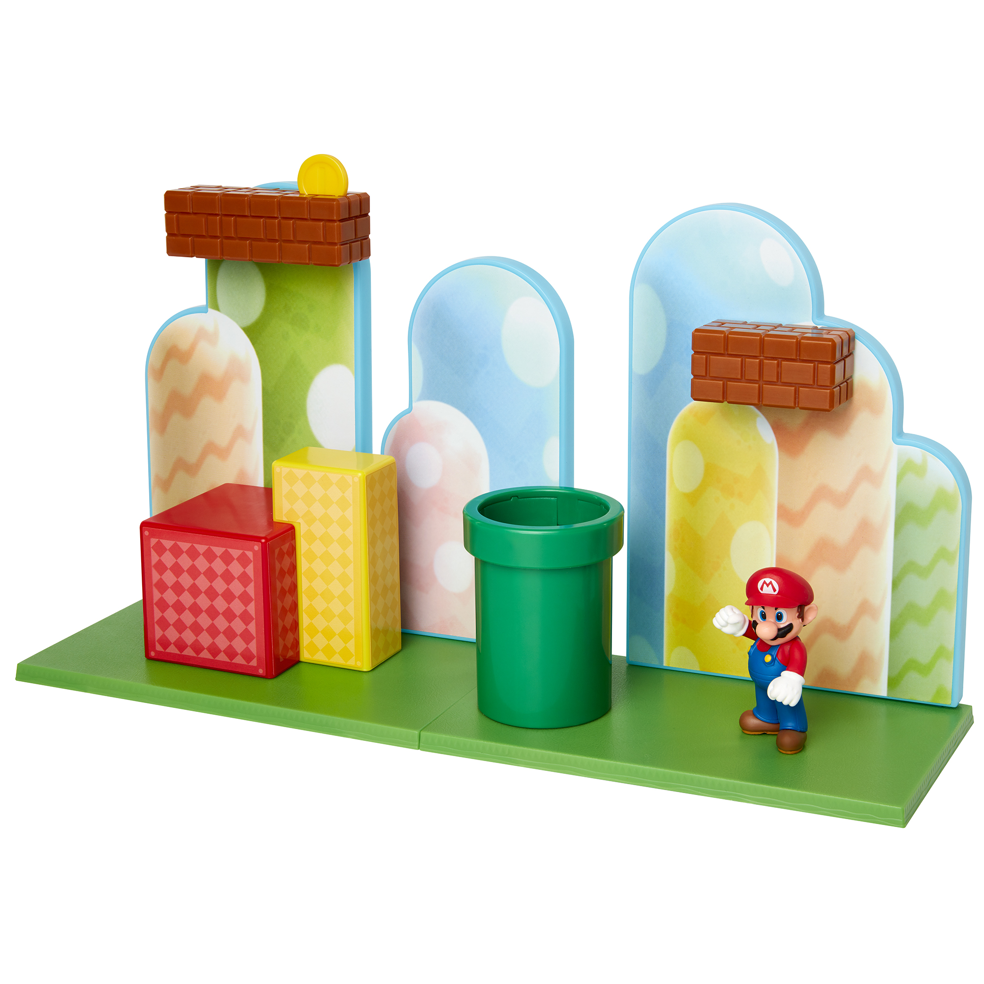 Figura de Mario en un escenario de plástico colorido con bloques y una tubería verde.
