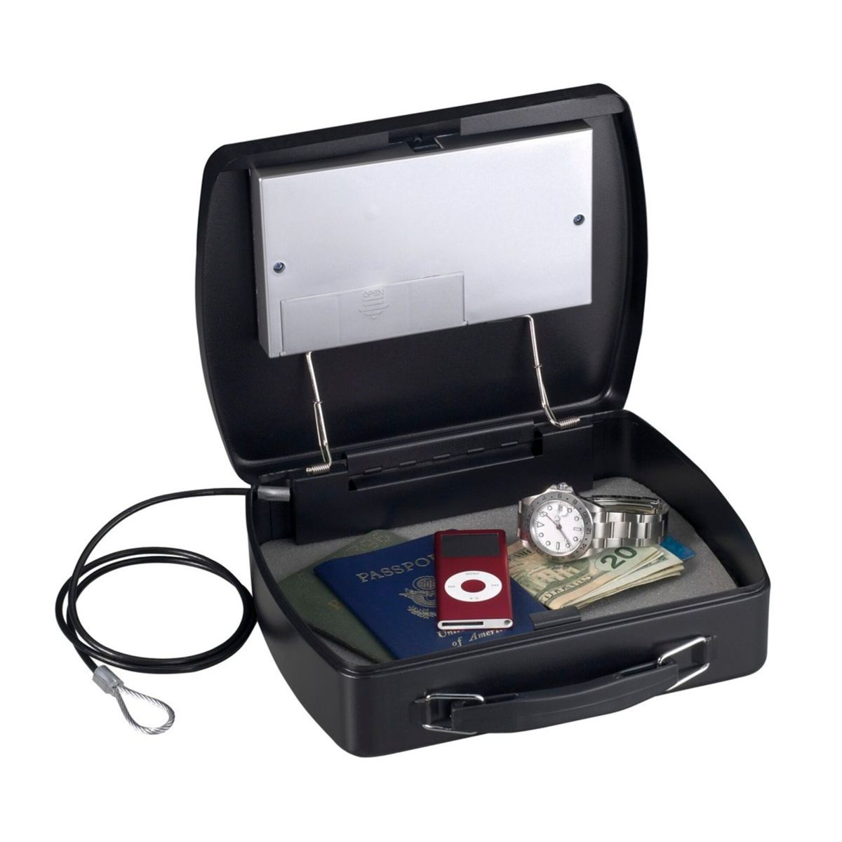 Caja fuerte con objetos dentro. Hay un reloj, dinero, pasaporte e iPod.