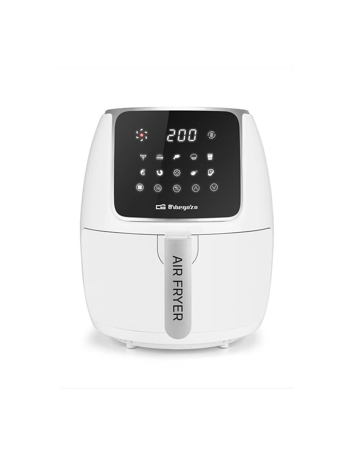 Weißer Airfryer mit Digitalanzeige, die Temperatur und Einstellungen anzeigt.