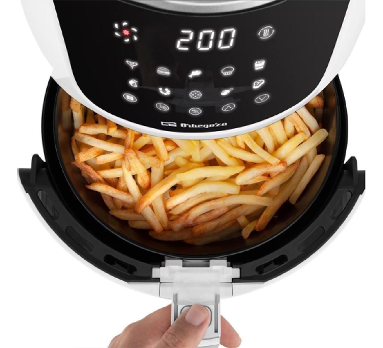 Heißluftfritteuse mit Pommes Frites. Display zeigt 200. Eine Hand hält die Taste.