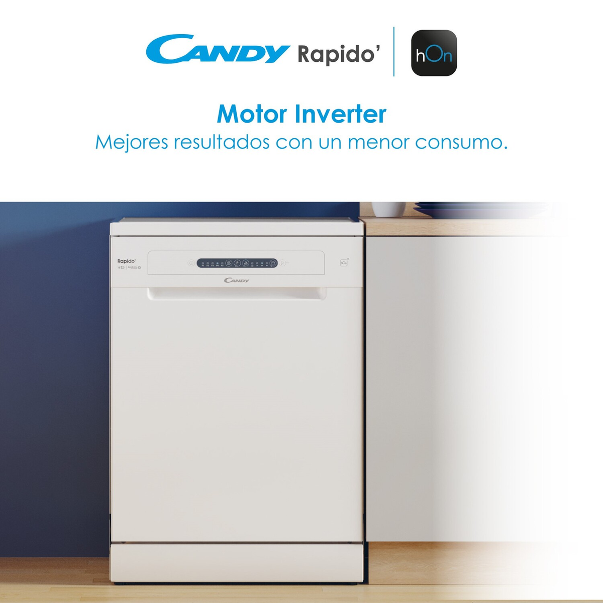 Lavavajillas Candy Rapido blanco. Puerta cerrada, controles visibles. Fondo azul, armario de cocina blanco.