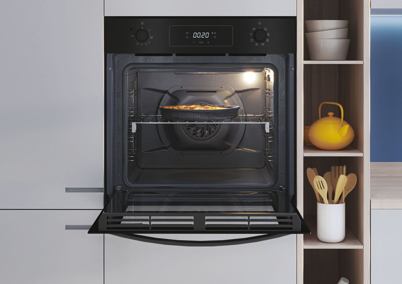 Horno con la puerta abierta, mostrando un plato dentro. Controles en la parte superior, estantes a un lado.