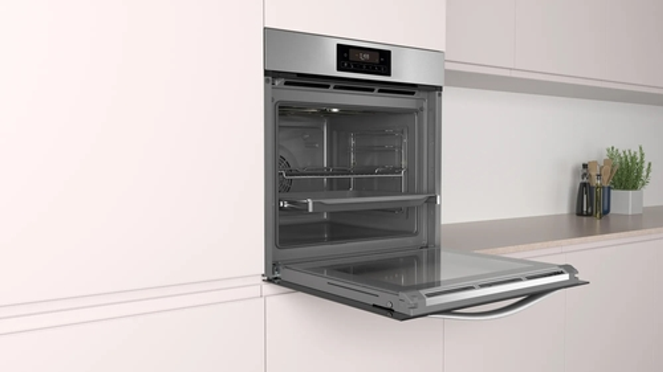 Horno con la puerta abierta, mostrando el interior y los estantes, en un entorno de cocina.