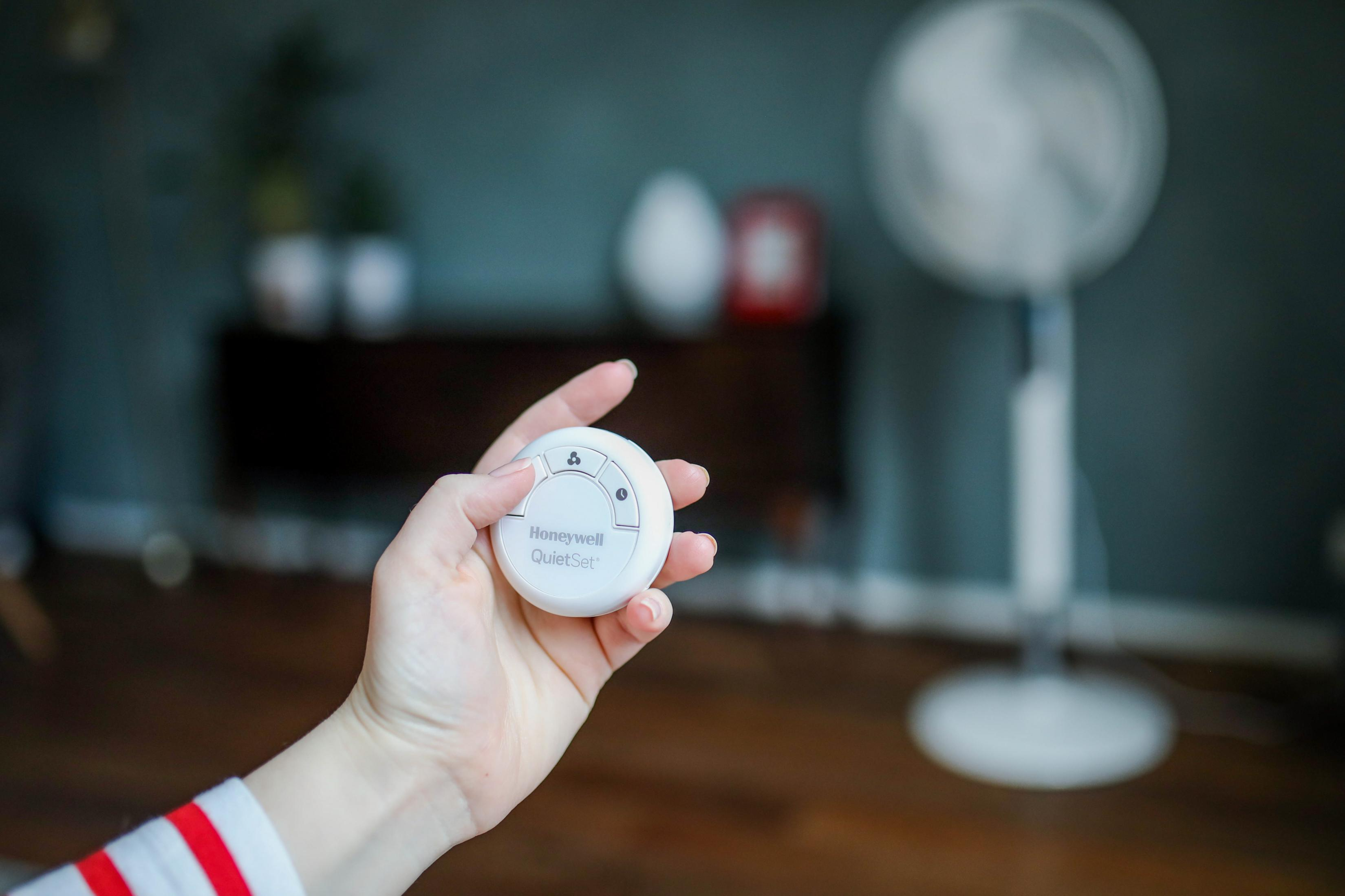 Dłoń trzymająca pilota Honeywell QuietSet.